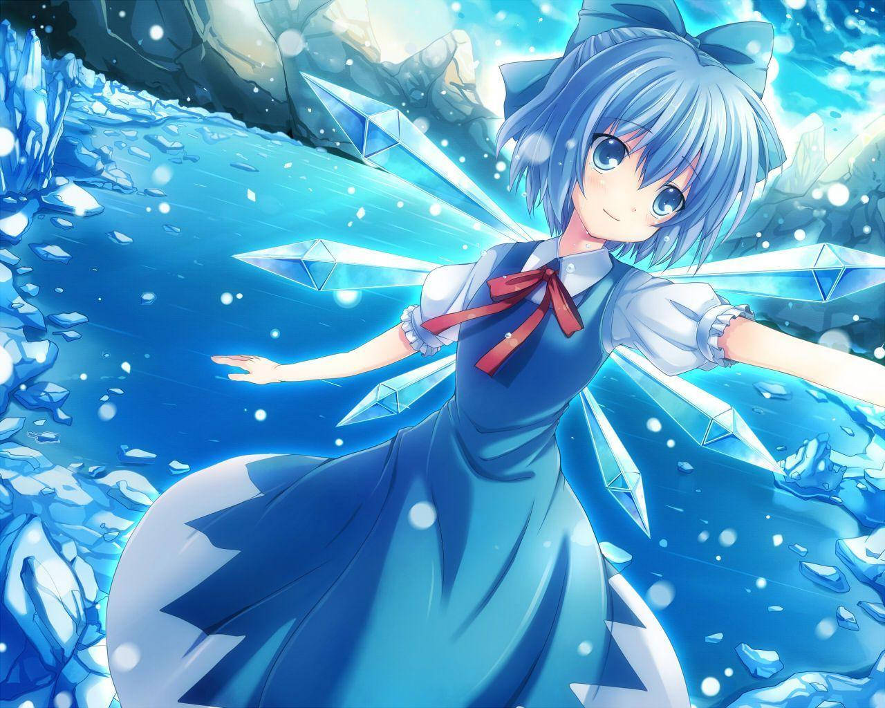 東方Project角色琪露諾 壁紙 — 一位藍髮動漫女孩穿著藍色連衣裙和紅色蝴蝶結，站在冰凍的水景中，周圍是發光的冰晶。