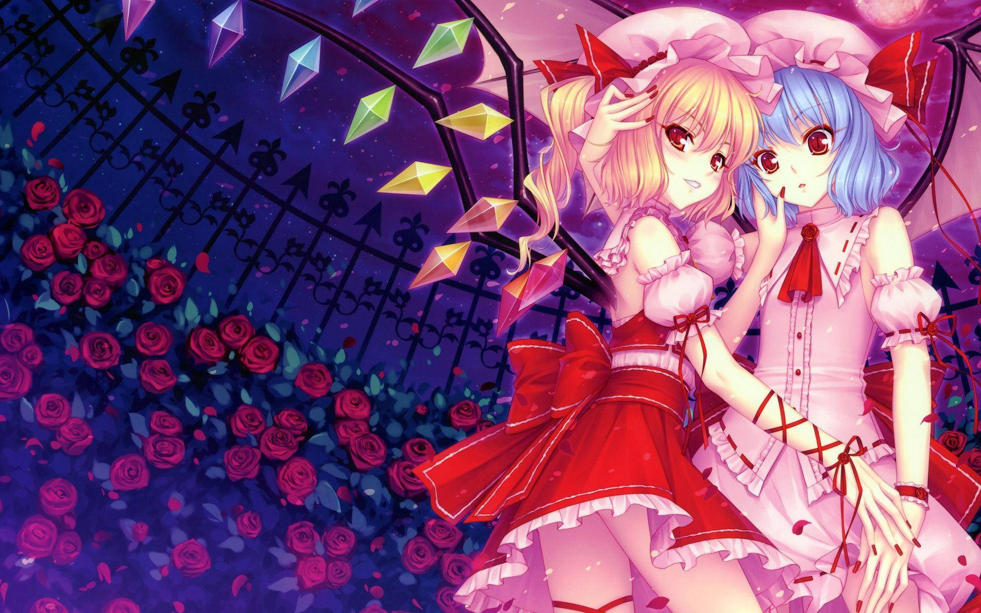 東方Project角色芙蘭朵露·斯卡雷特與蕾米莉亞·斯卡雷特 壁紙 — 兩個身穿紅色和粉紅色女僕裝的動漫女孩站在圍欄旁，圍欄上有發光的寶石和紅玫瑰，背景是深紫色的天空。