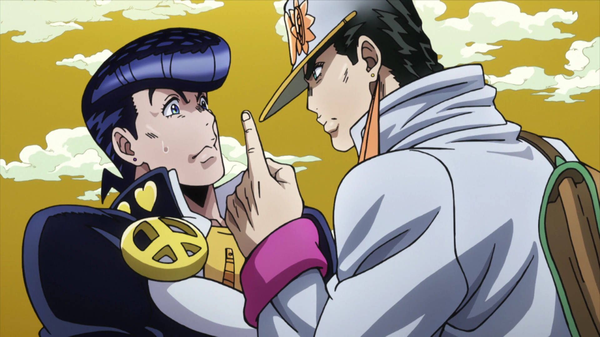 東方定助與 Jotaro 對峙 壁紙 — 兩個動漫角色在金色天空和蓬鬆雲朵的背景下，以強烈的表情互相對峙。