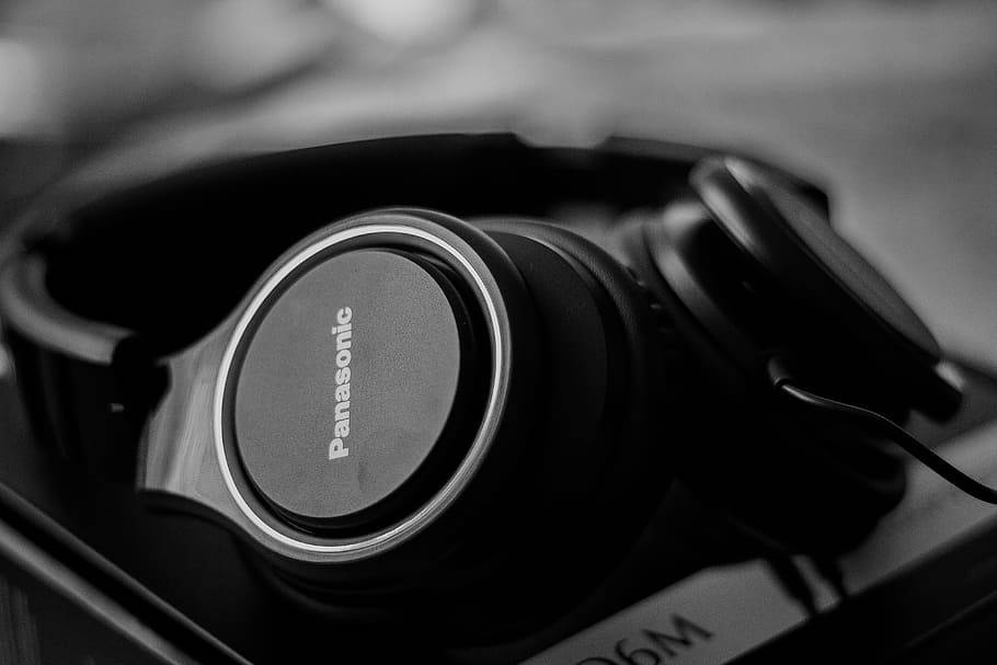 包裝上 Panasonic 耳機的黑白特寫。