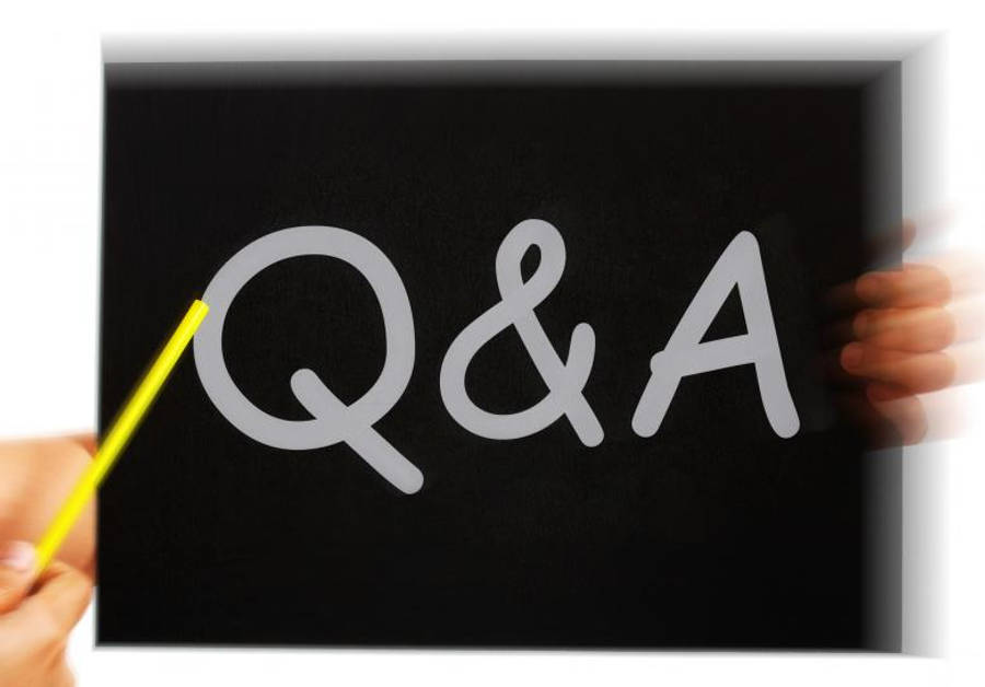 板上的問題與答案 壁紙 — 雙手舉起一塊黑板，上面有大型白色 Q&A 字母，其中一隻手用黃色粉筆指著。