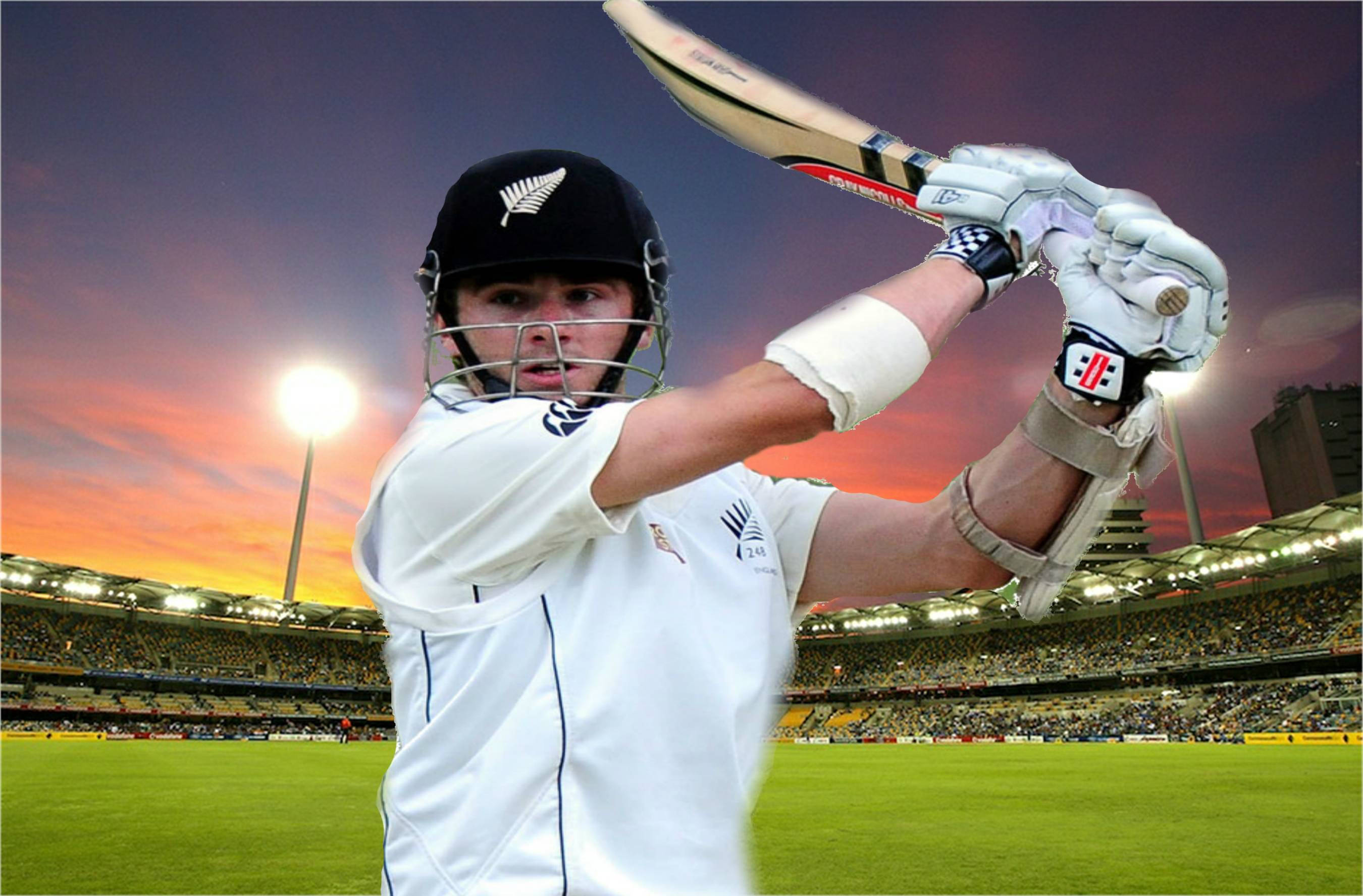 板球運動員 Kane Williamson 壁紙 — 一名身穿白色制服的板球運動員在日落時分，於座無虛席的體育館內，在明亮的泛光燈下揮動球棒。