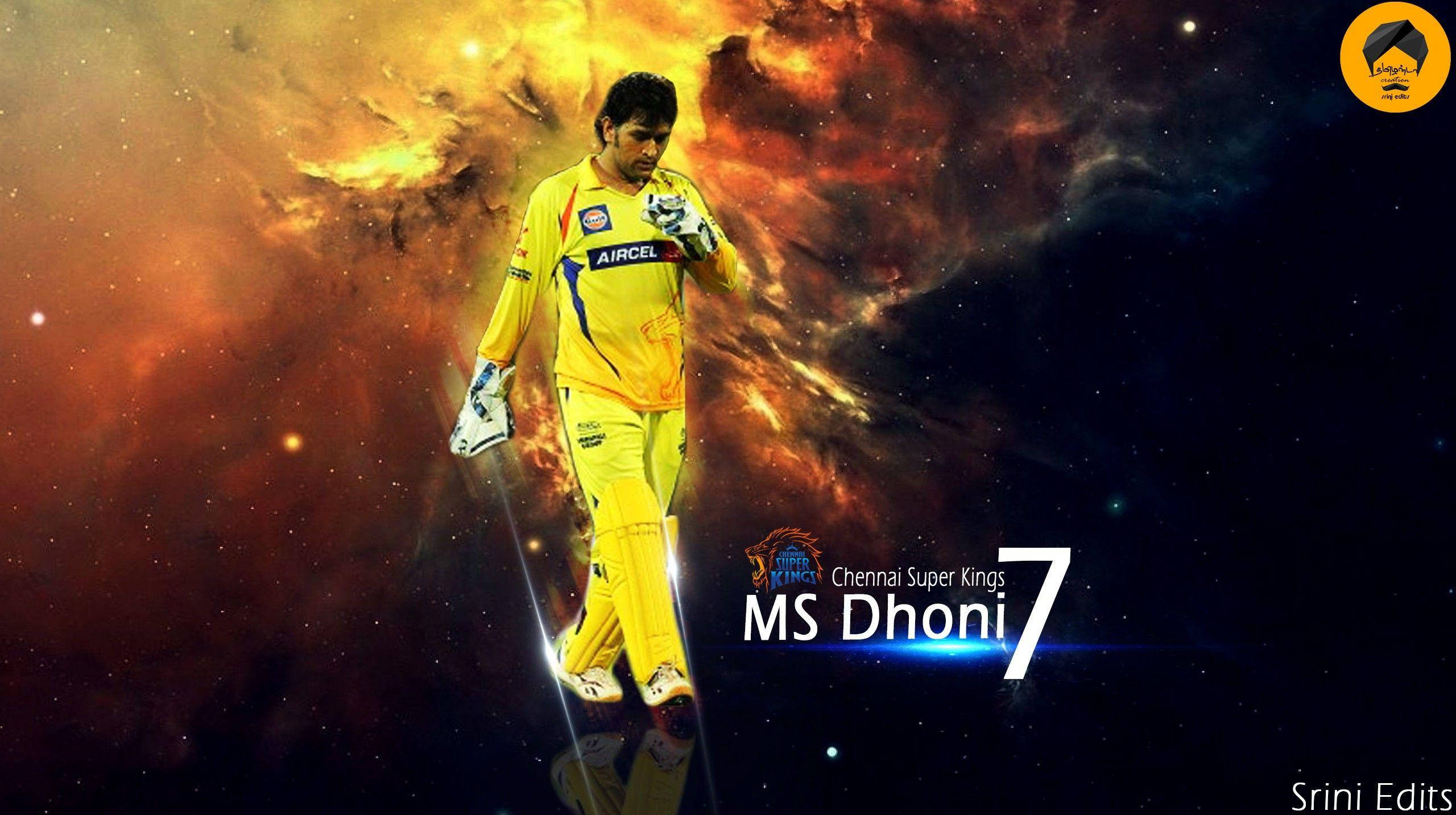 Chennai Super Kings Dhoni 7 壁紙 — 板球運動員 MS Dhoni 身穿黃色 Chennai Super Kings 球衣，在熾熱的宇宙星雲背景下自信地行走。