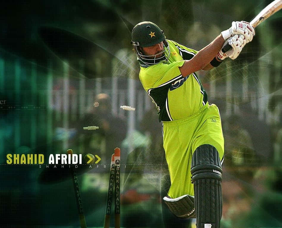Cricket 桌布 壁紙 — 板球運動員 Shahid Afridi 身穿螢光綠色制服，在模糊的體育場背景下揮動球棒，球在運動中。
