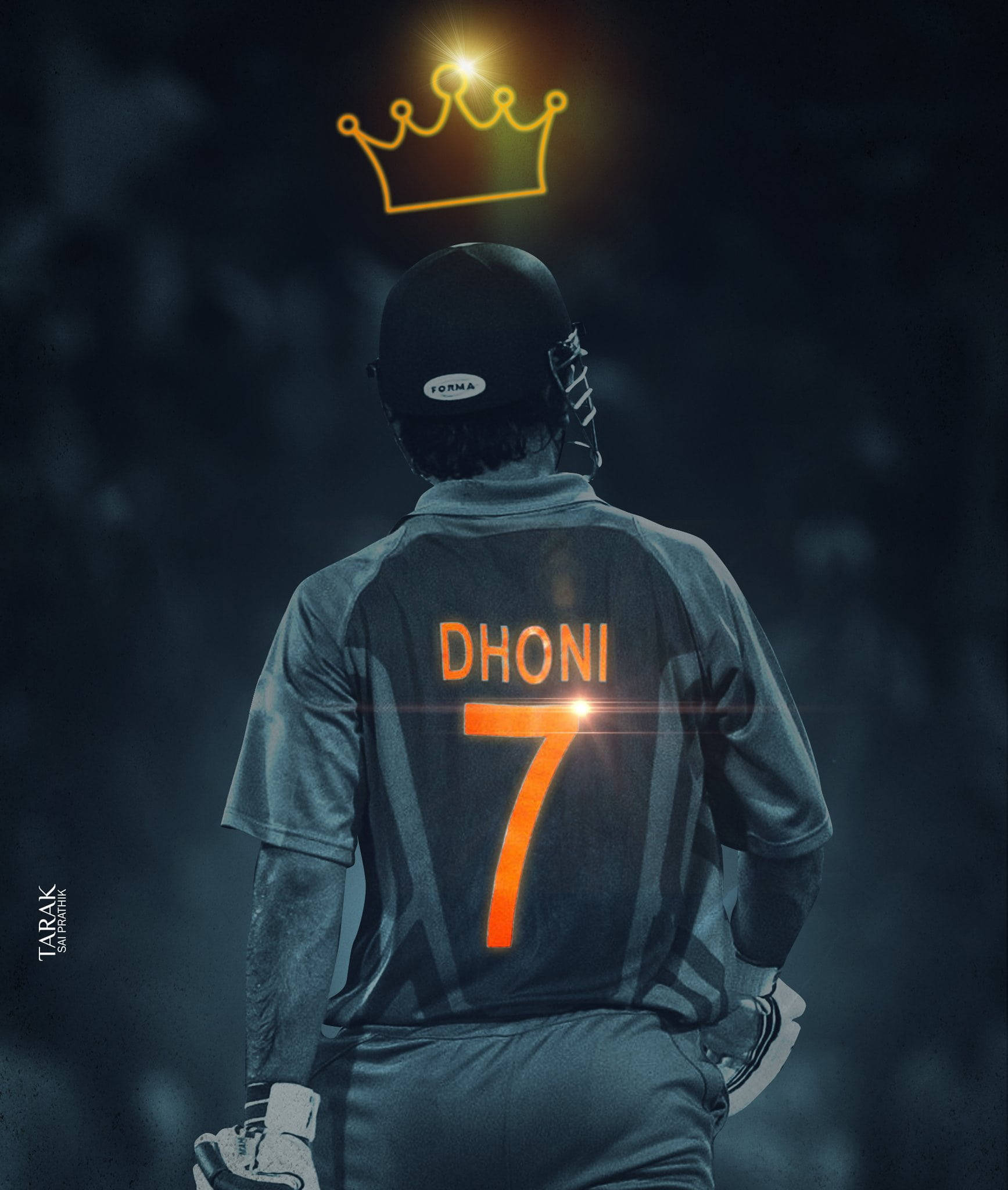 Msd 桌布 壁紙 — 板球運動員Dhoni身穿7號球衣的背影，頭頂上方有一個發光的橙色皇冠，背景為深色。