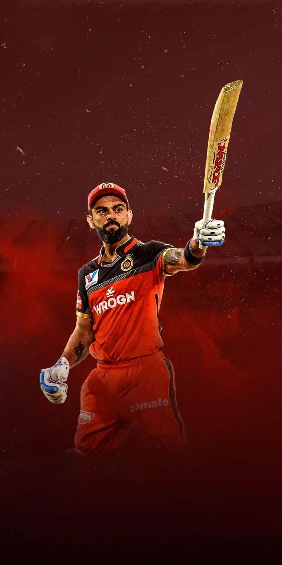 virat kohli rcb 桌布 壁紙 — 板球運動員維拉特·科利身穿紅色球衣，在戲劇性的紅色煙霧背景下勝利地高舉球棒。