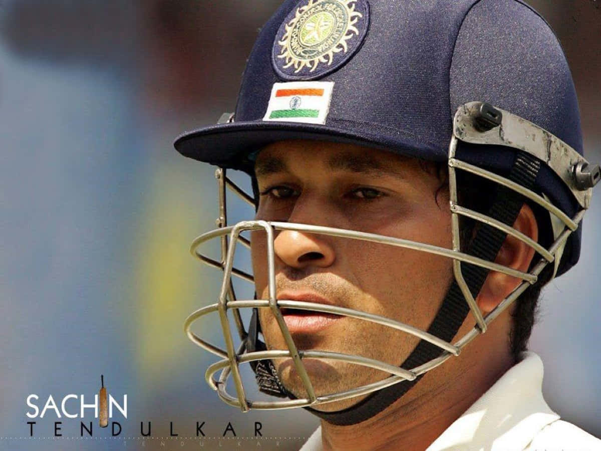 Sachin Tendulkar 桌布 壁紙 — 板球運動員薩欽·坦杜卡（Sachin Tendulkar）的近照，他戴著藍色頭盔，上有印度國旗徽章和金屬面罩，目光專注地向前看。