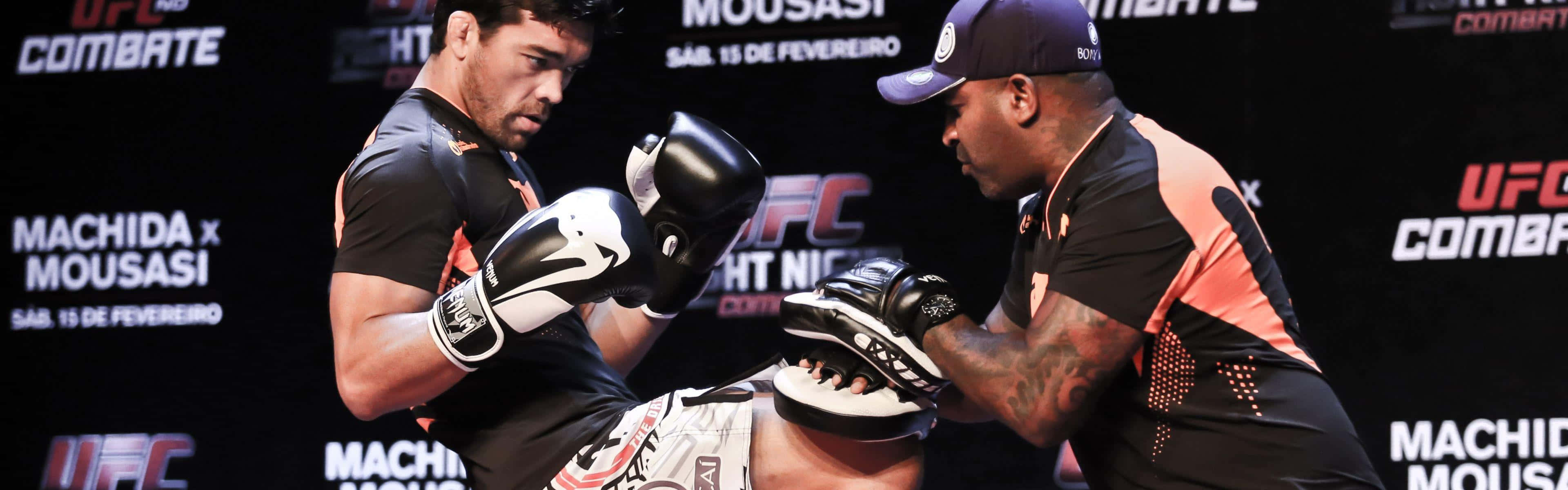 兩名MMA拳手在UFC活動中激烈纏鬥。
