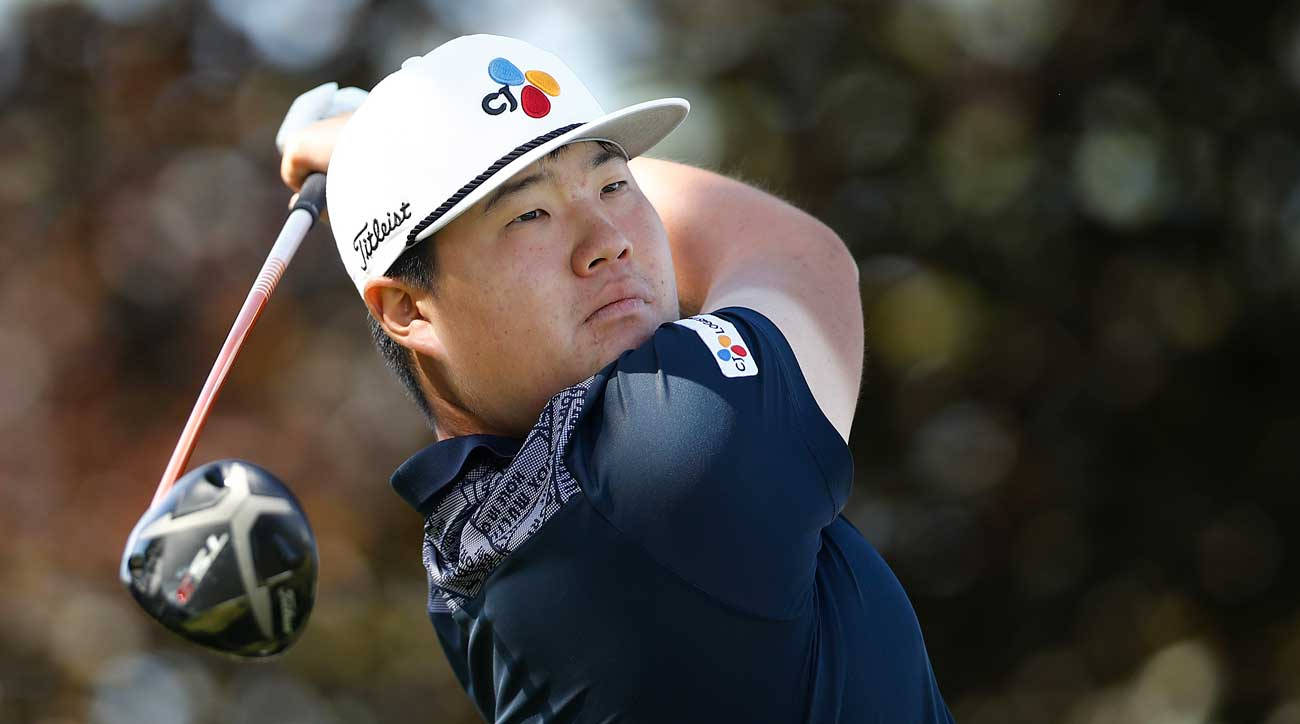 林成宰追蹤球路 壁紙 — 一位專注的高爾夫球手正揮動Titleist球桿，背景是模糊的秋日景色。