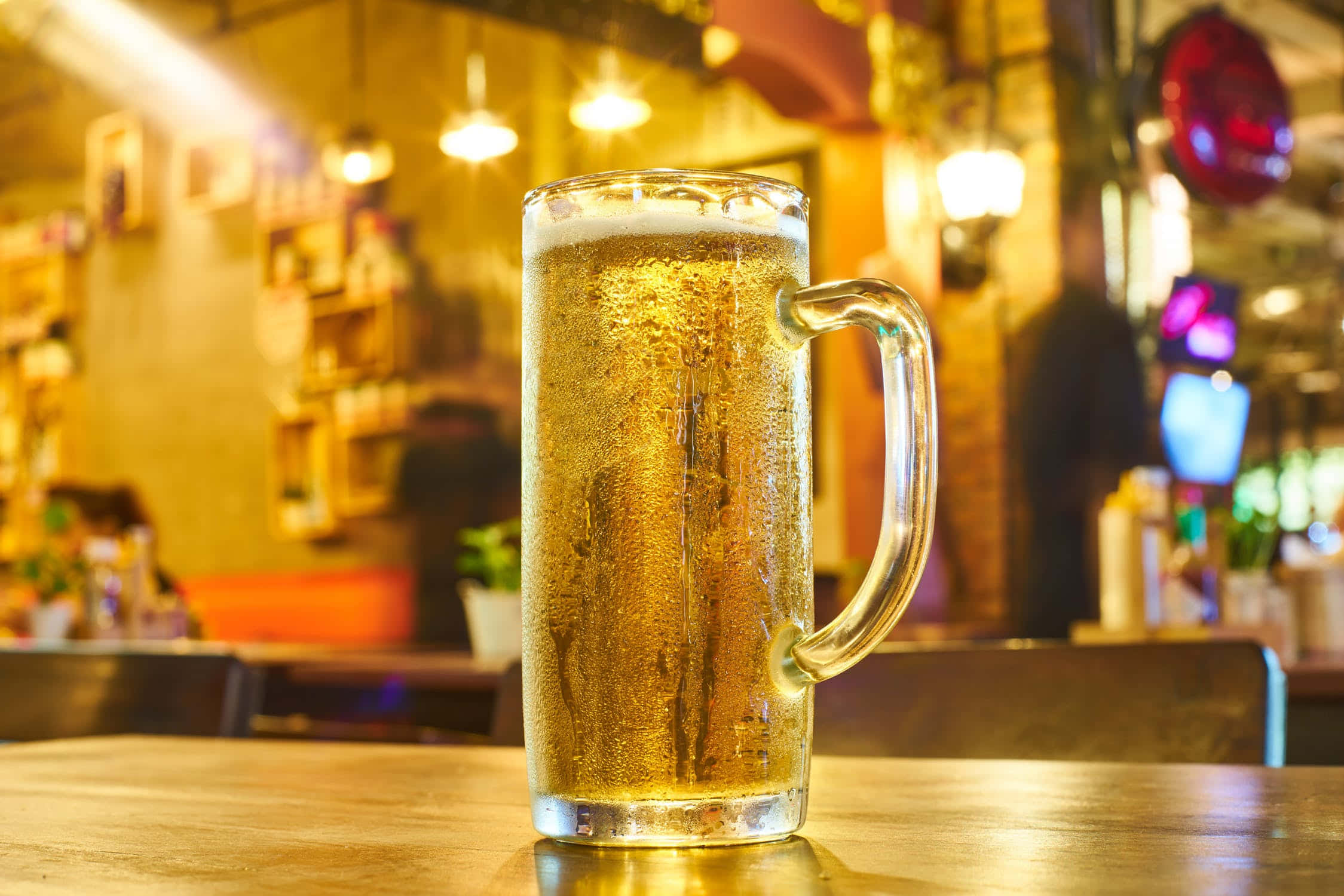 枱上嘅啤酒杯 壁紙
