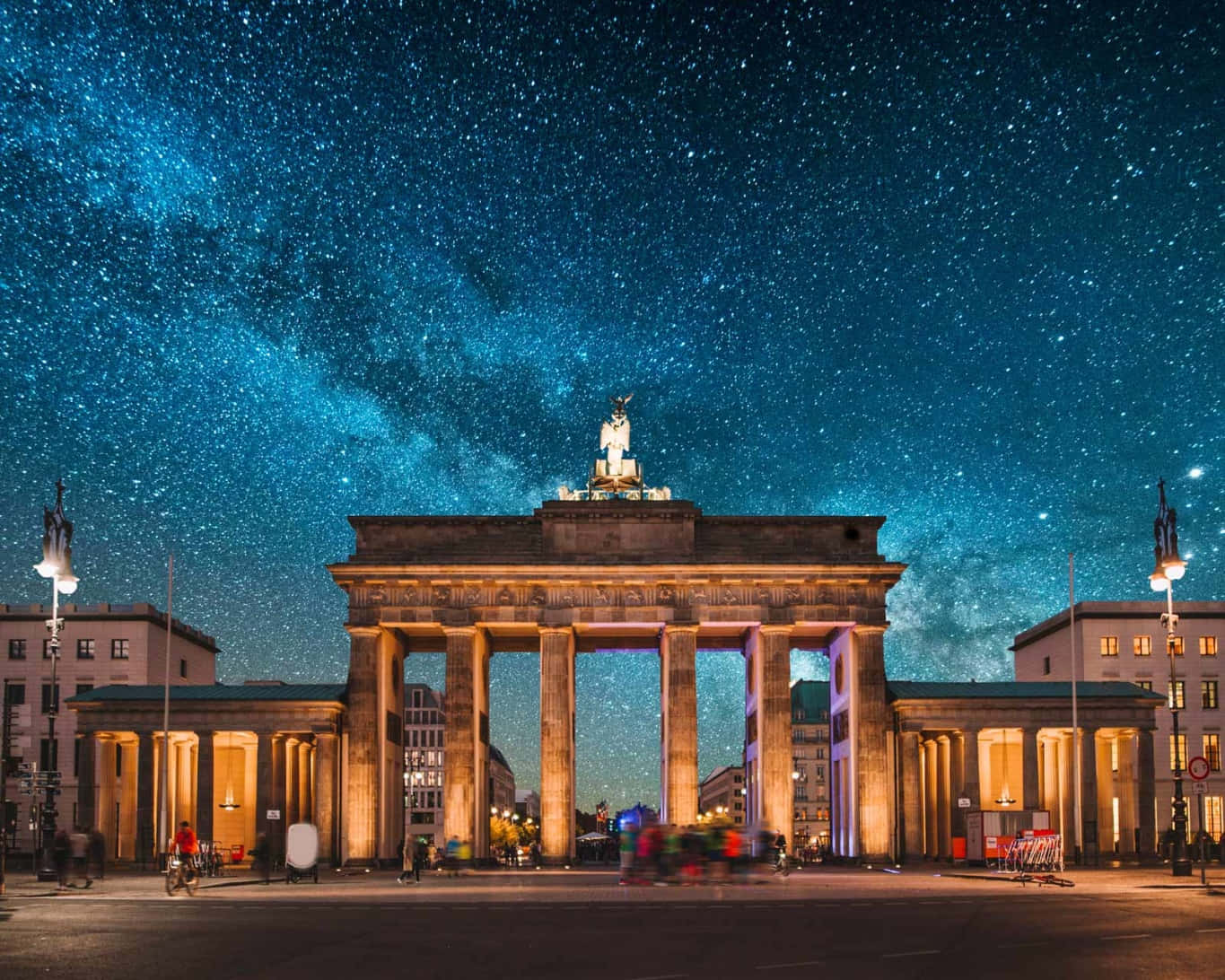 Beautiful City 桌布 壁紙 — 柏林勃蘭登堡門在夜晚璀璨星空下亮起，可見銀河。