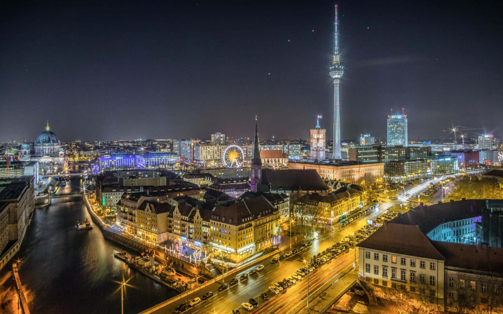 Germany 桌布 壁紙 — 柏林夜景，電視塔、河流和歷史建築在星空下閃耀。