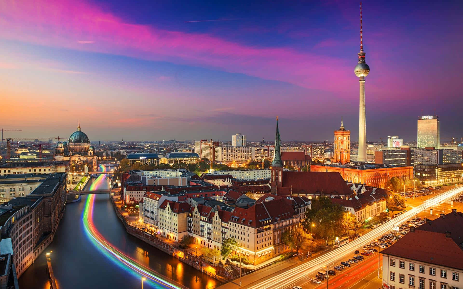 Germany 桌布 壁紙 — 柏林天際線在黃昏時分，充滿活力的粉紫色天空，城市燈光在施普雷河上閃爍倒映。