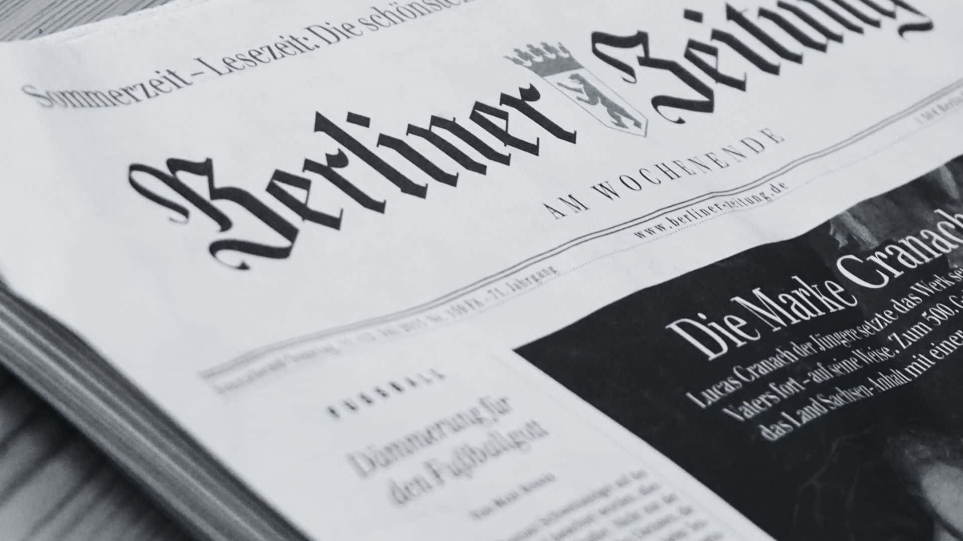 Black And White Newspaper 桌布 壁紙 — 柏林日報報紙特寫，帶有粗體黑色字體和德語標題，印在紋理紙上。