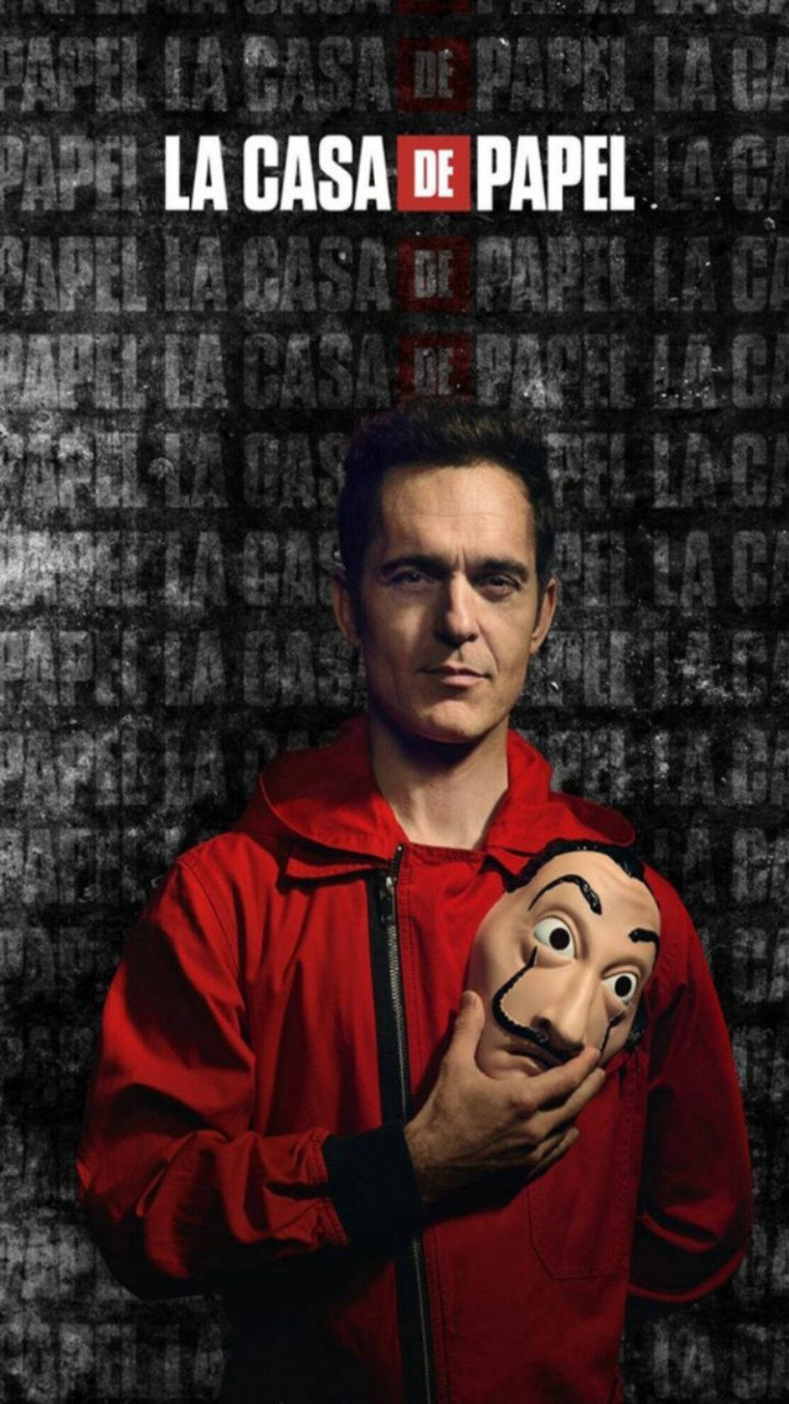 柏林錢幣劫案 La Casa De-Papel 壁紙 — 一名身穿紅色連身衣的男子，在重複節目名稱的粗糙背景前，手持達利面具。
