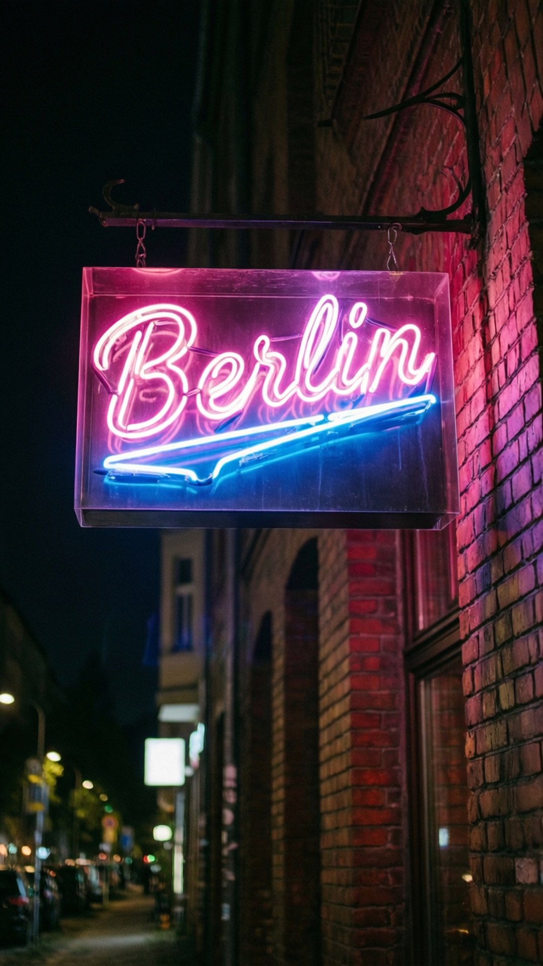 寫著 Berlin 的霓虹燈牌在夜晚的磚牆上發出粉紅色和藍色的光
