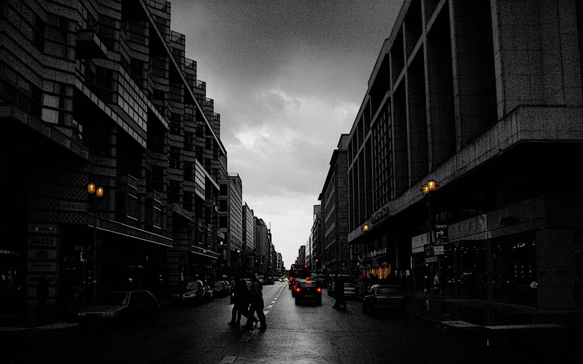 柏林黑暗街景 壁紙 — 陰天天空下，帶有行人與汽車剪影的憂鬱黑白城市街景。