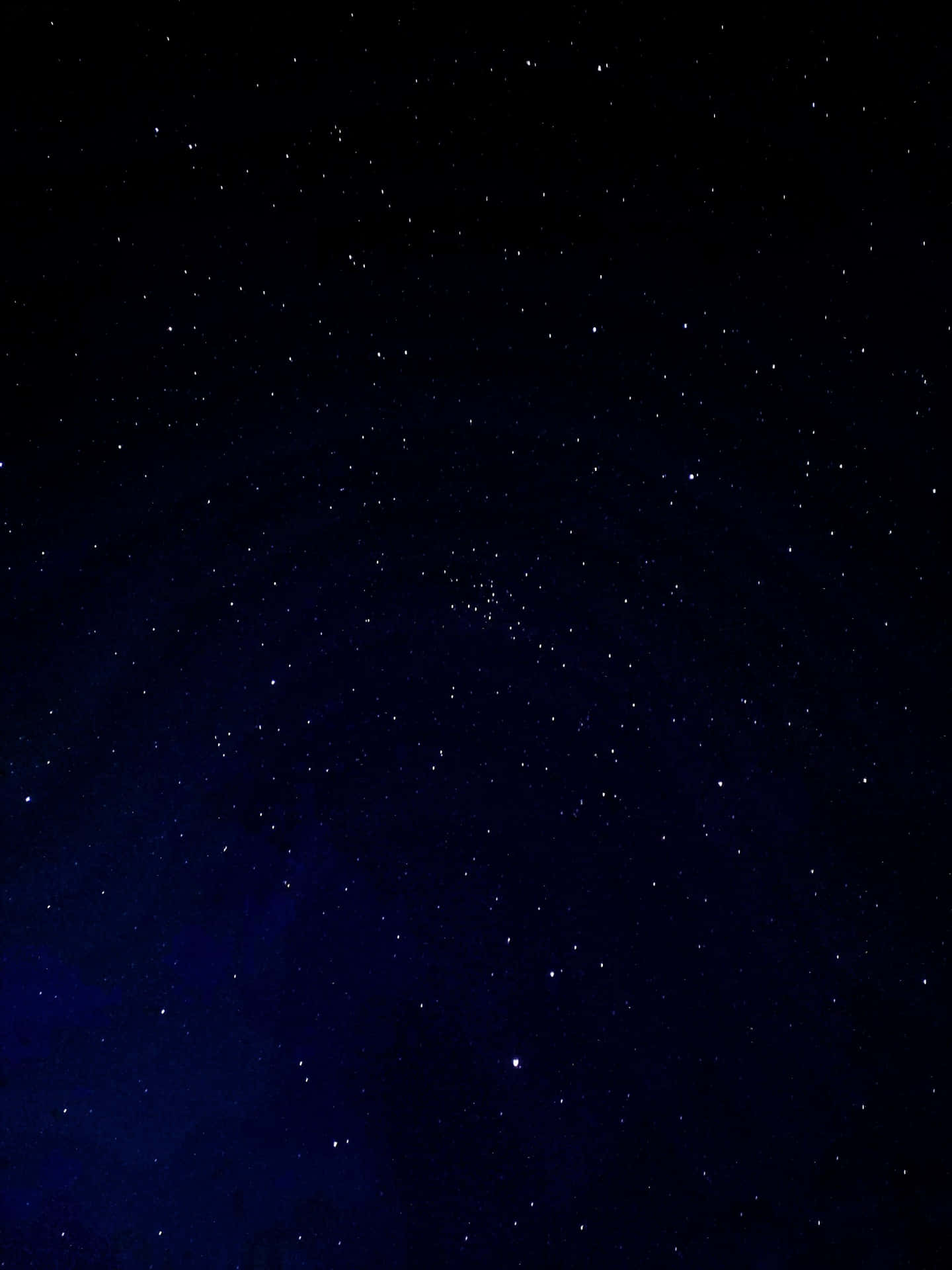星空夜空，帶有深藍色調和散落的明亮星星。
