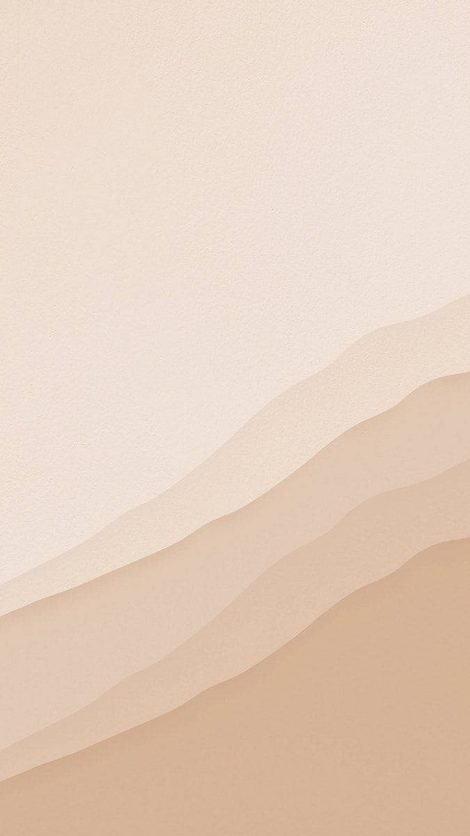 Beige Aesthetic Phone 桌布 壁紙 — 柔和嘅米色波浪沿對角線流過一個極簡漸變背景，帶有細微紋理。