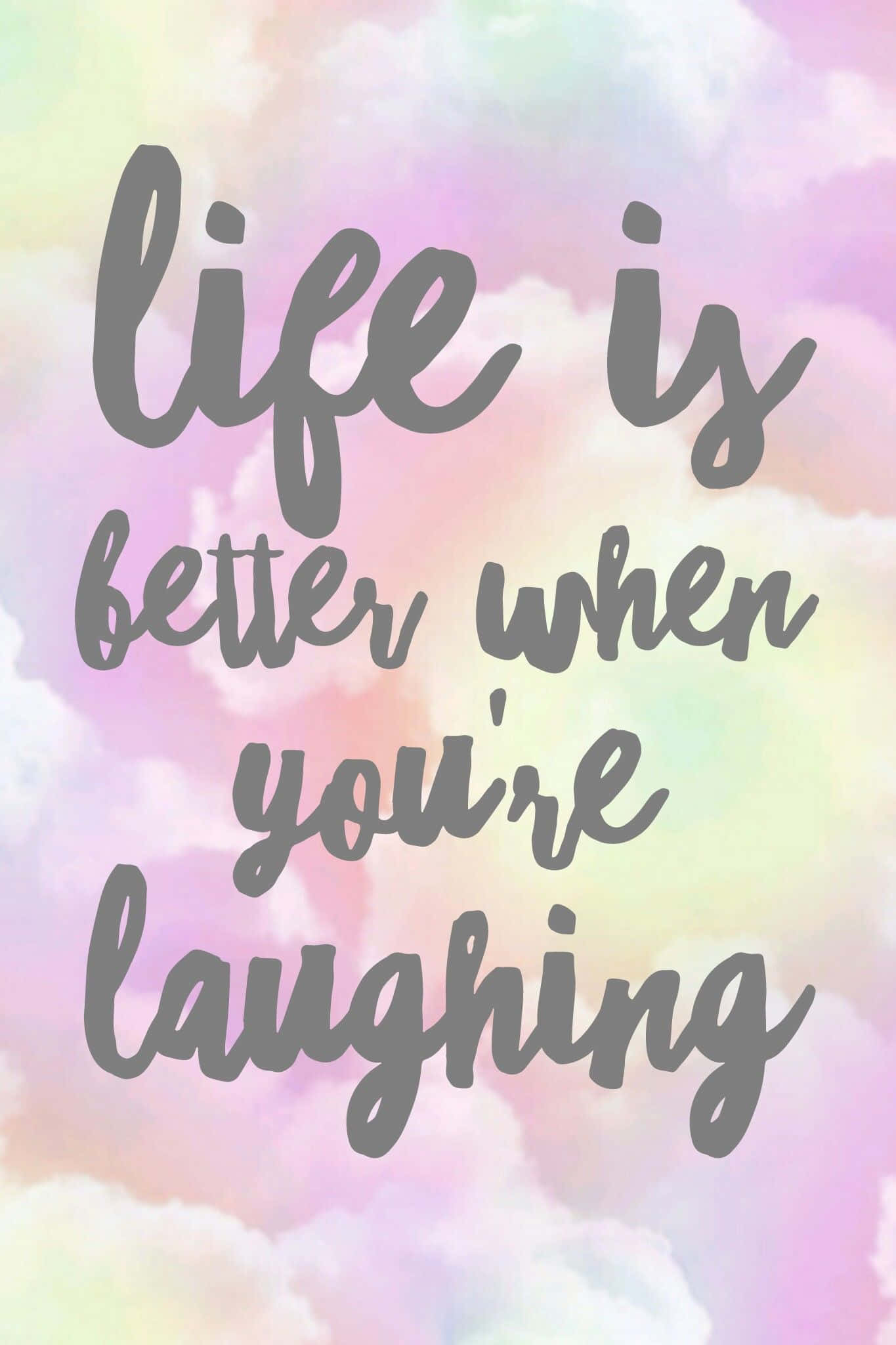 笑緊 桌布 壁紙 — 柔和嘅粉彩雲朵為手寫句子 life is better when you're laughing 營造出夢幻背景。