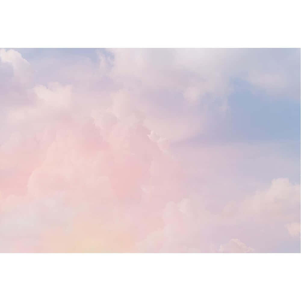 粉彩粉紅、薰衣草紫和藍色雲朵在寧靜的天空中飄動。