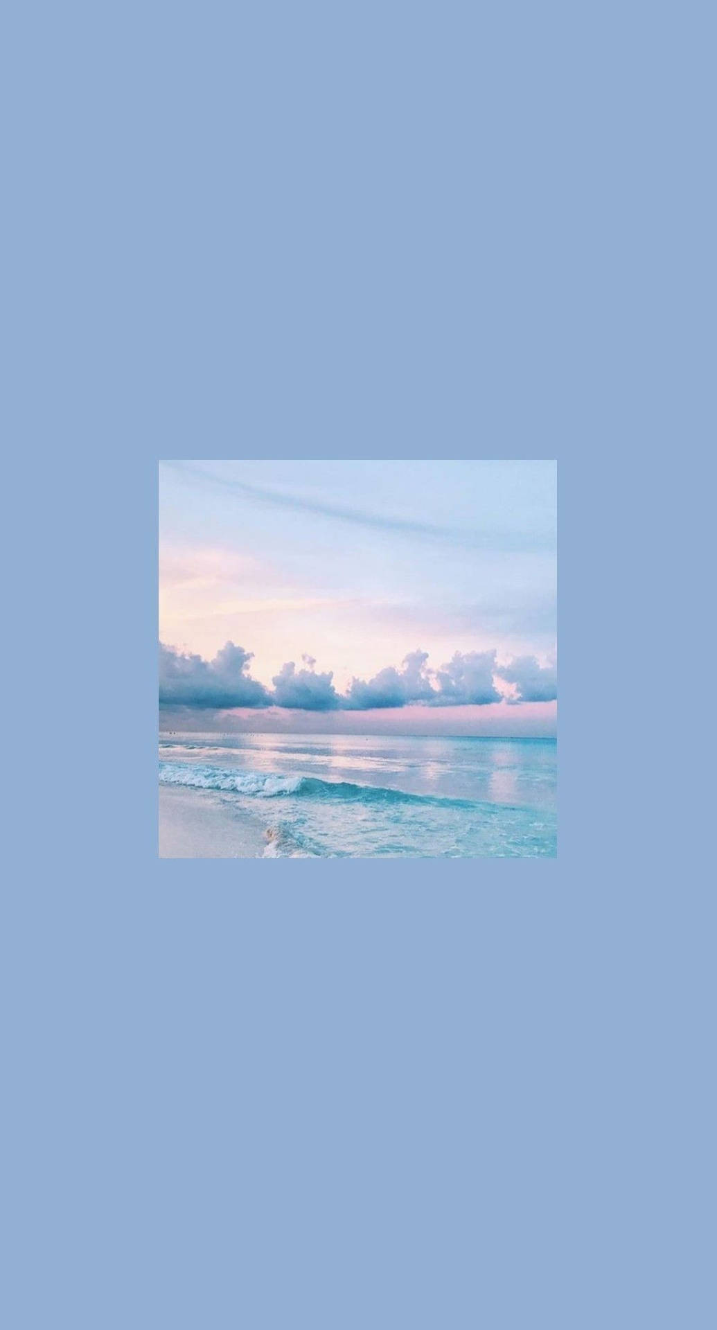 海洋上嘅粉彩日落，伴隨溫柔嘅海浪同蓬鬆嘅雲朵