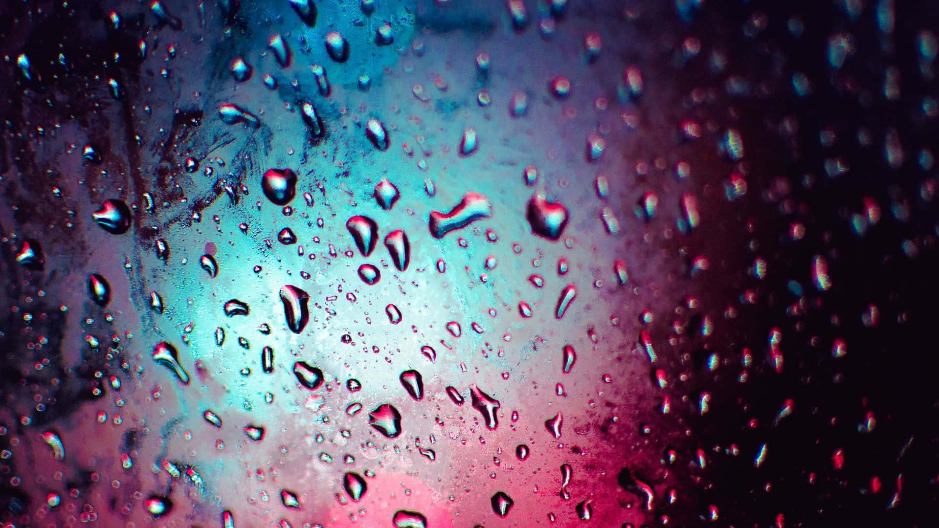 窗戶上的雨滴，帶有模糊的藍色和粉紅色霓虹燈光。