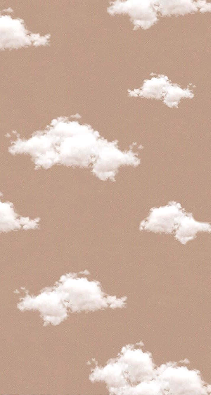 柔和棕色雲朵 壁紙 — 柔軟的白雲在柔和米色天空中慵懶飄浮，呈現極簡主義牆紙設計。