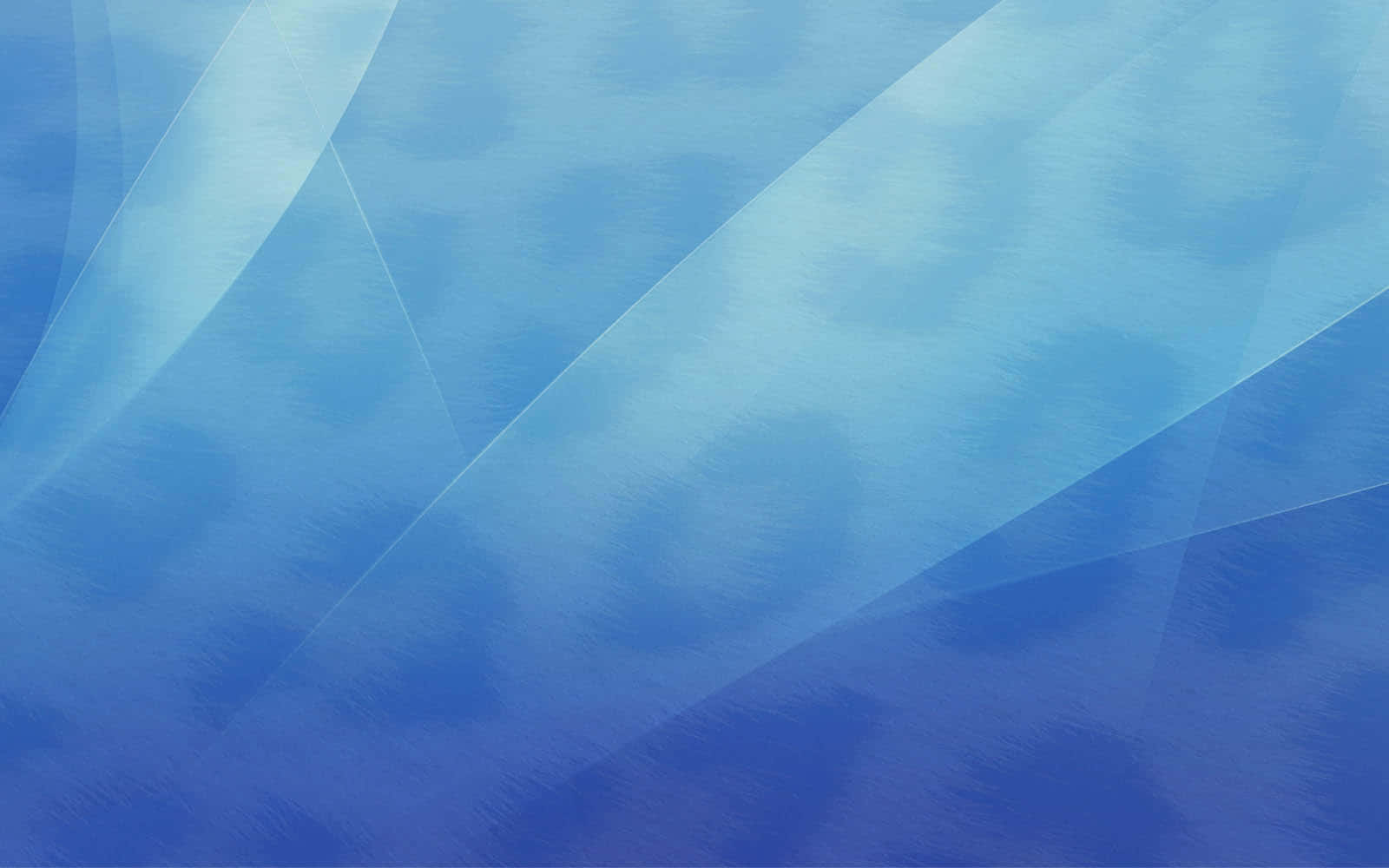 Blue Desktop 桌布 壁紙 — 柔和漸變藍色抽象背景，帶有流動的半透明對角線帶和細微紋理。