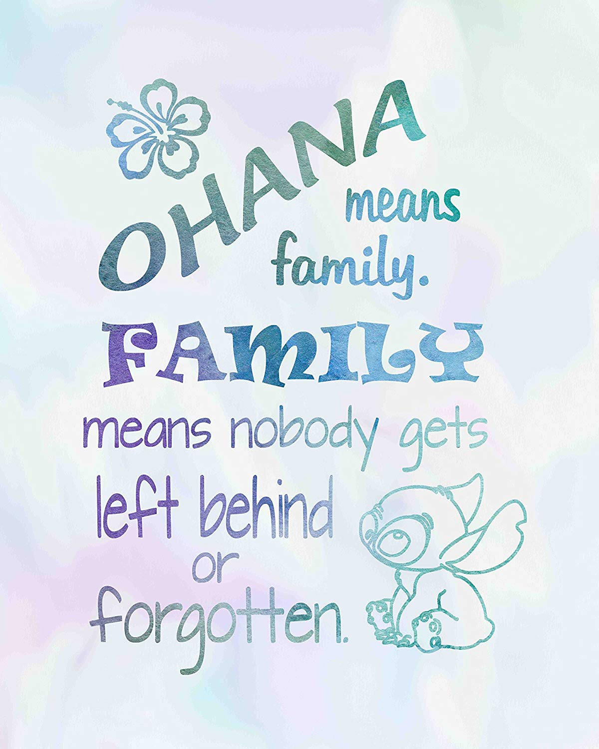 莉洛與史迪奇 桌布 壁紙 — 柔和的水彩背景上，有「Ohana 意味著家庭」的語錄，以及一個粉藍和粉紫色的史迪仔小插圖。
