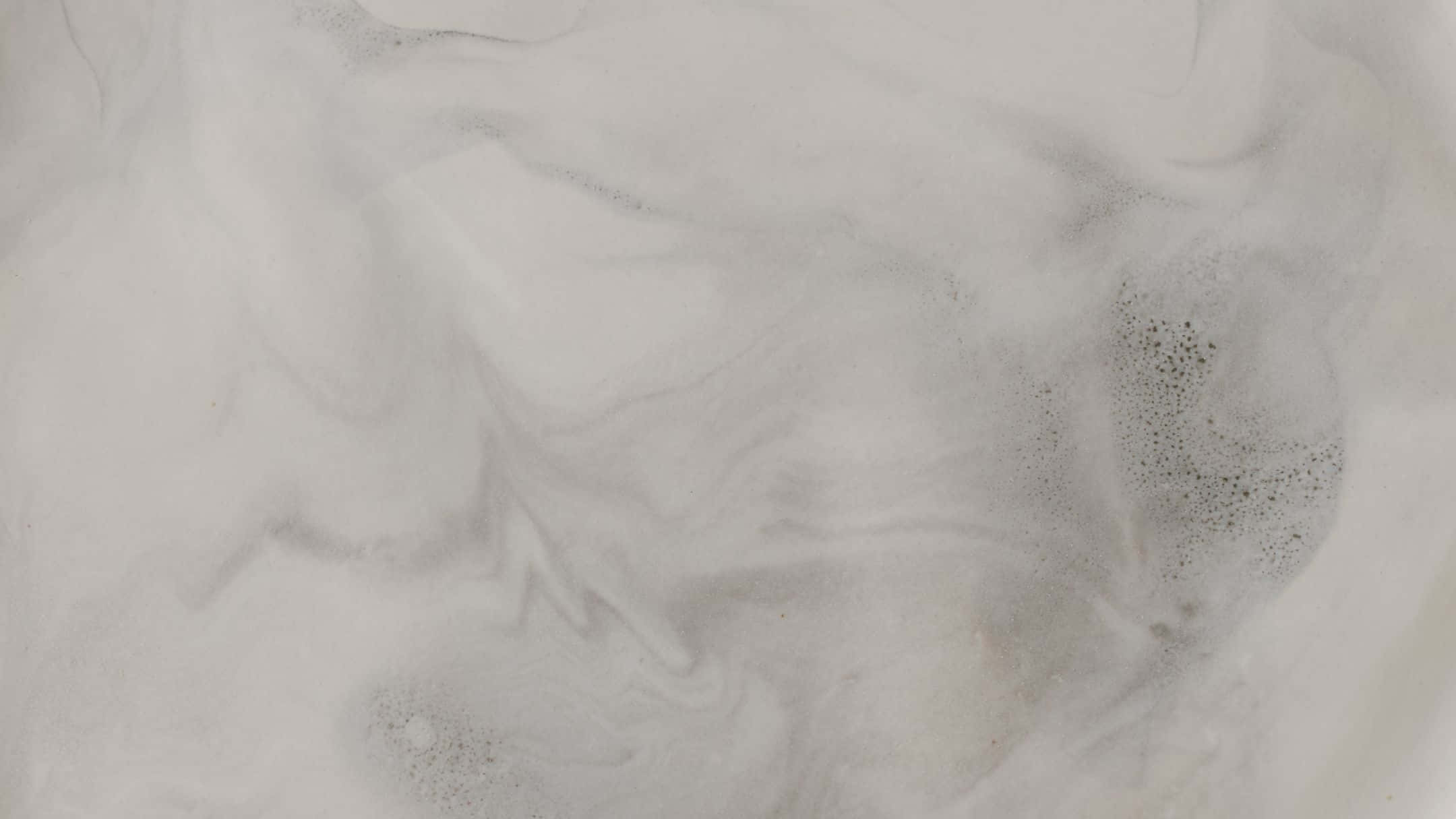 Grey Marble 桌布 壁紙 — 柔和的灰色和白色的寧靜抽象漩渦，帶有精緻的斑點紋理，類似大理石或宇宙塵埃。