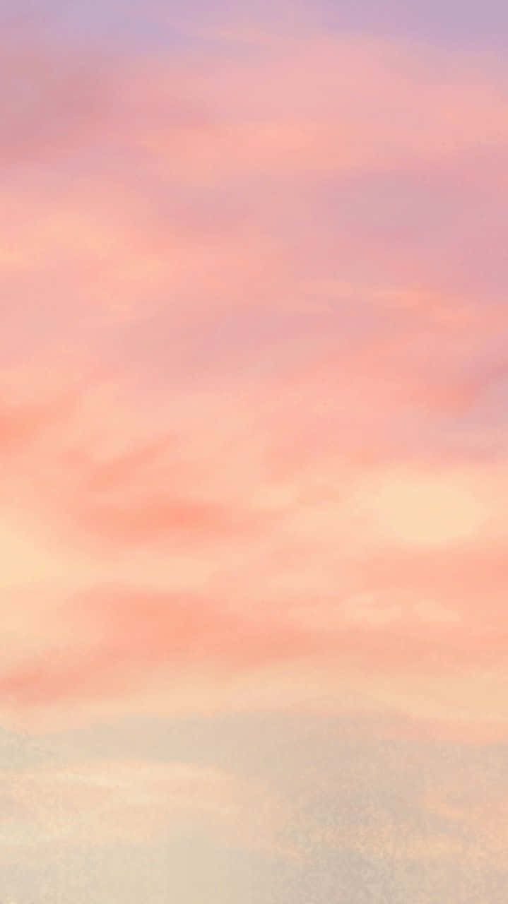 Peach iPhone 桌布 壁紙 — 柔和的粉紅和蜜桃色雲朵在寧靜的暮色天空中飄移，帶有柔和的漸變。