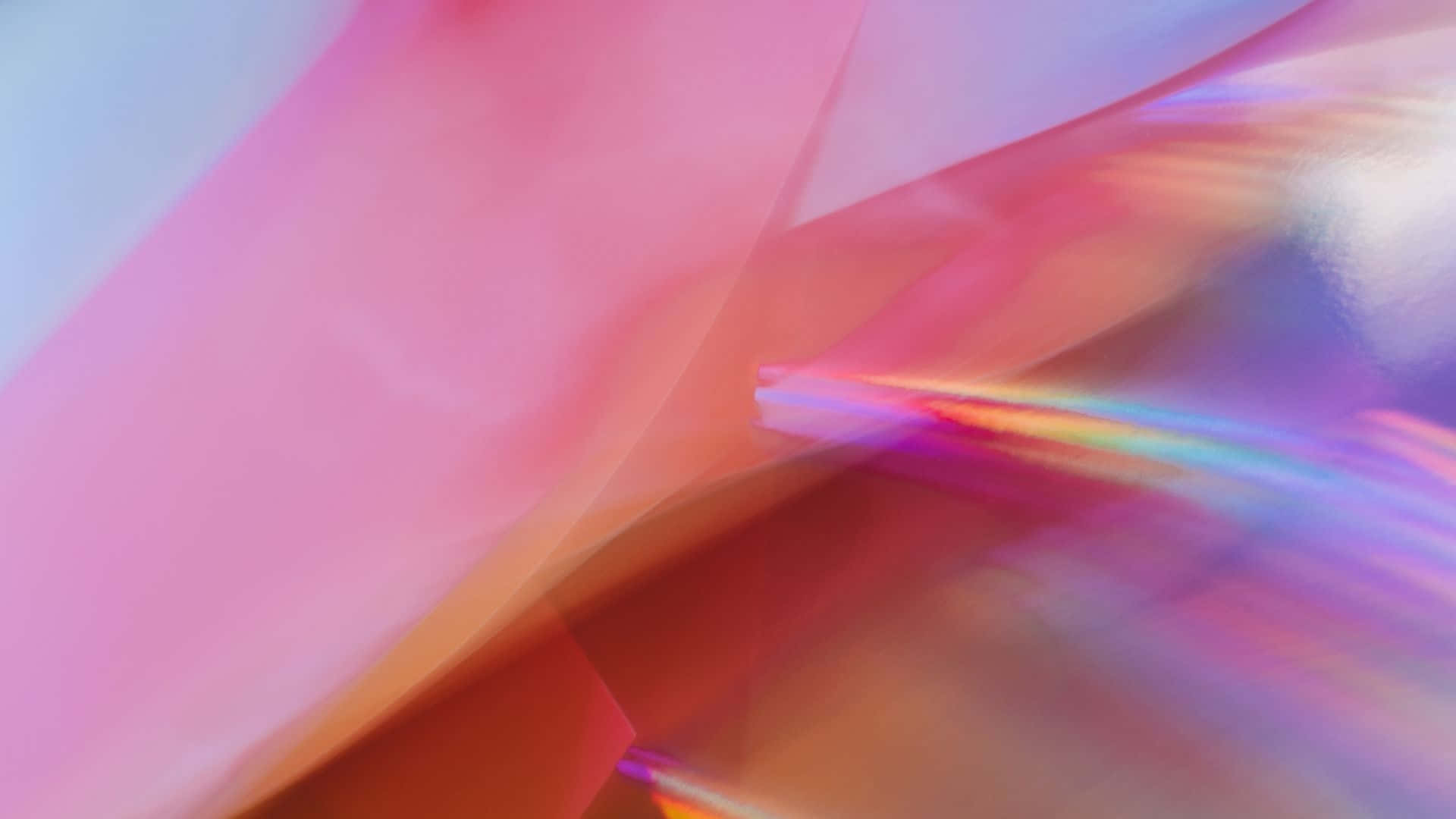 Pink Abstract 桌布 壁紙 — 柔和的粉紅色和紫色半透明層將光線折射成鮮豔的彩虹條紋，橫跨夢幻般的抽象表面。