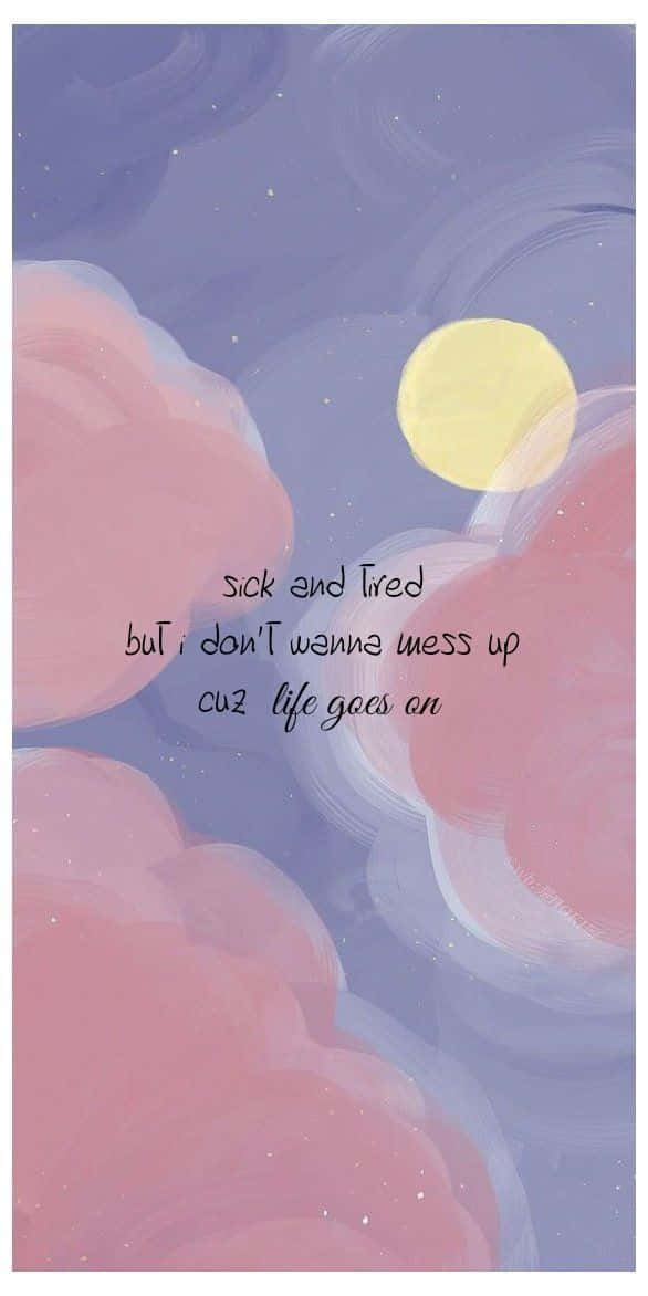 Bts Lyrics 桌布 壁紙 — 柔和的粉紅色和紫色雲朵在繁星點點的夜空下圍繞著發光的黃色月亮旋轉，並帶有手寫文字。