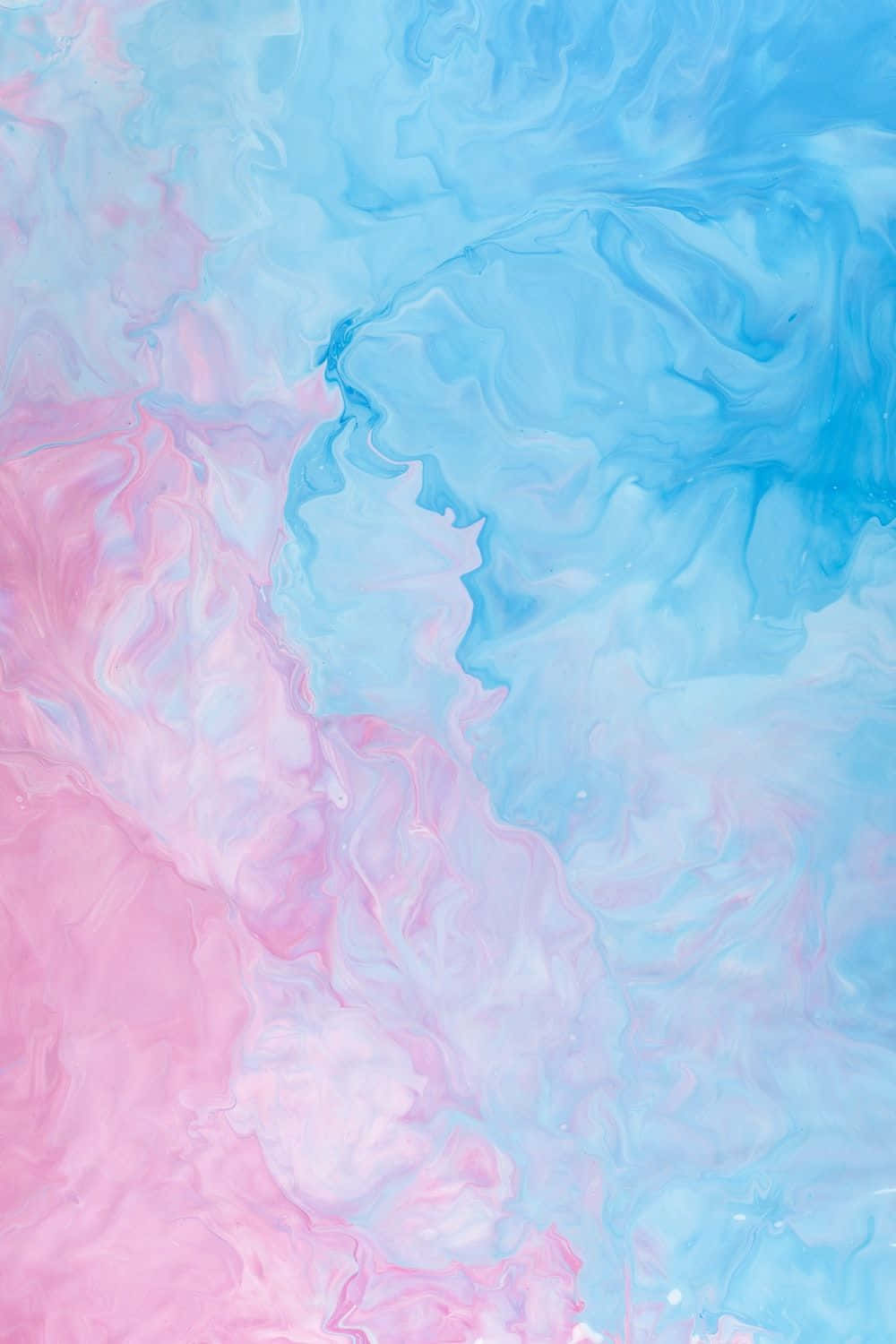Aesthetic Marble 桌布 壁紙 — 柔和的粉紅色和藍色油漆漩渦，形成夢幻般的抽象流體圖案，帶有柔和的漸變。