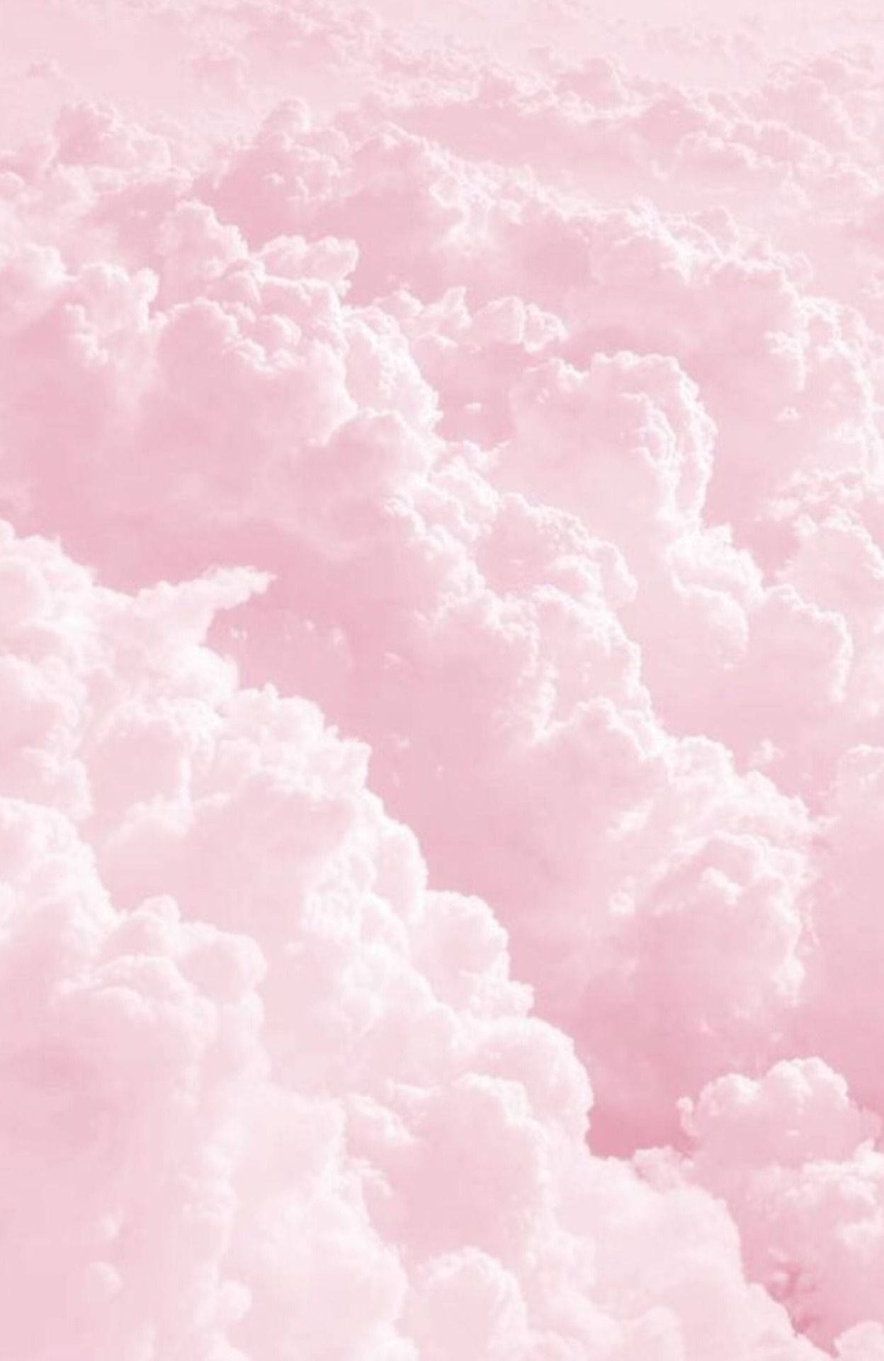 Pink Clouds 桌布 壁紙 — 柔和的粉紅色天空充滿蓬鬆的白雲，營造出夢幻般的柔和色調氛圍。
