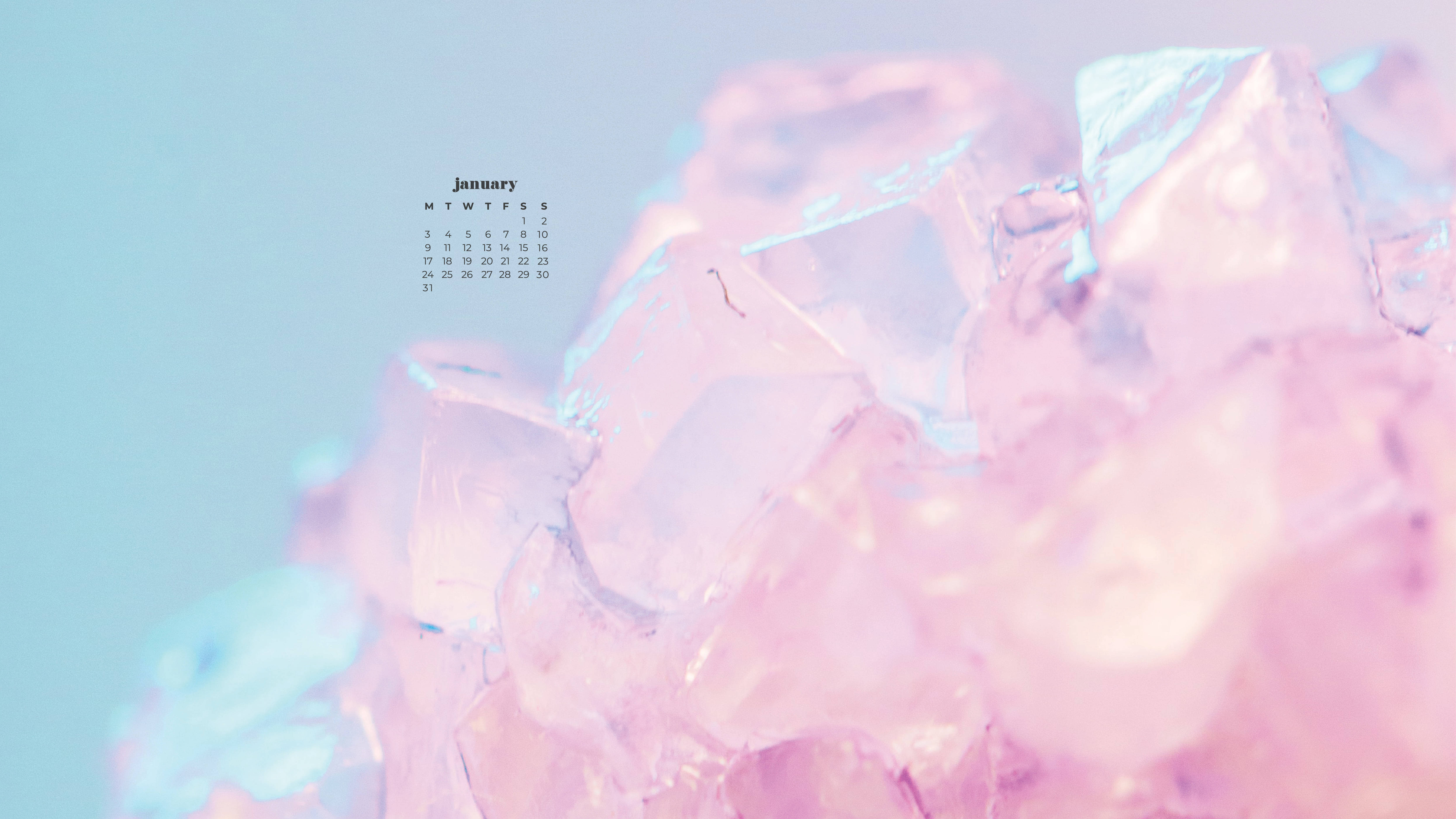 Calendar 桌布 壁紙 — 柔和的粉紅色水晶簇，背景中漂浮著一月日曆，襯以淡藍色漸變。