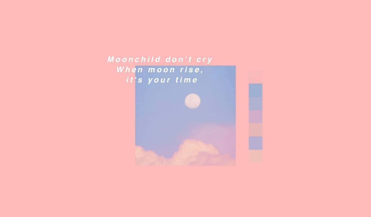 Soft Girl Aesthetic 桌布 壁紙 — 柔和的粉紅色背景，呈現出帶有滿月和雲朵的粉彩天空，並覆蓋著詩意的文字和色板。