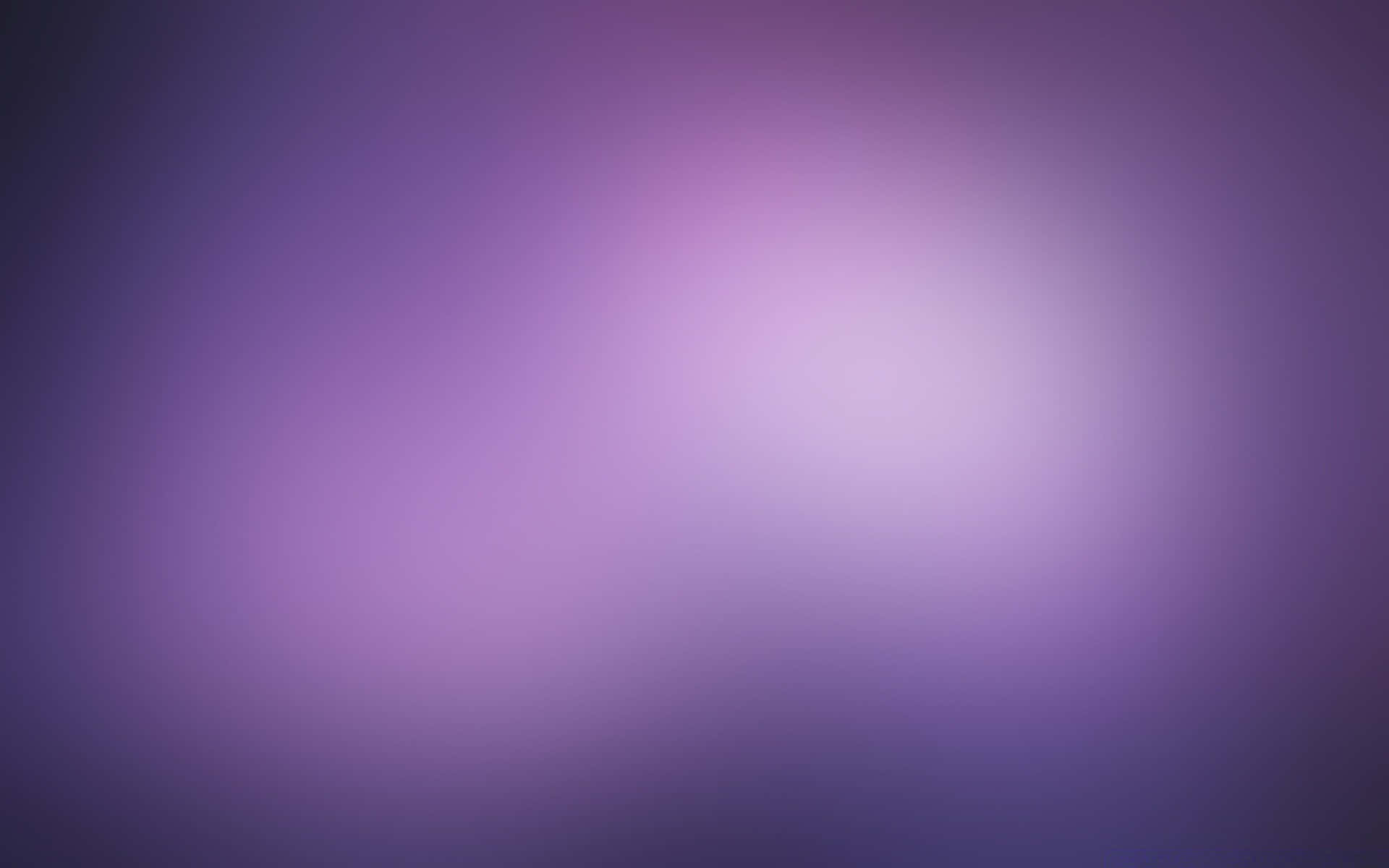 Solid Purple 桌布 壁紙 — 柔和的紫色調漸變從明亮的中心向較暗的邊緣擴散，營造出夢幻般的抽象背景。