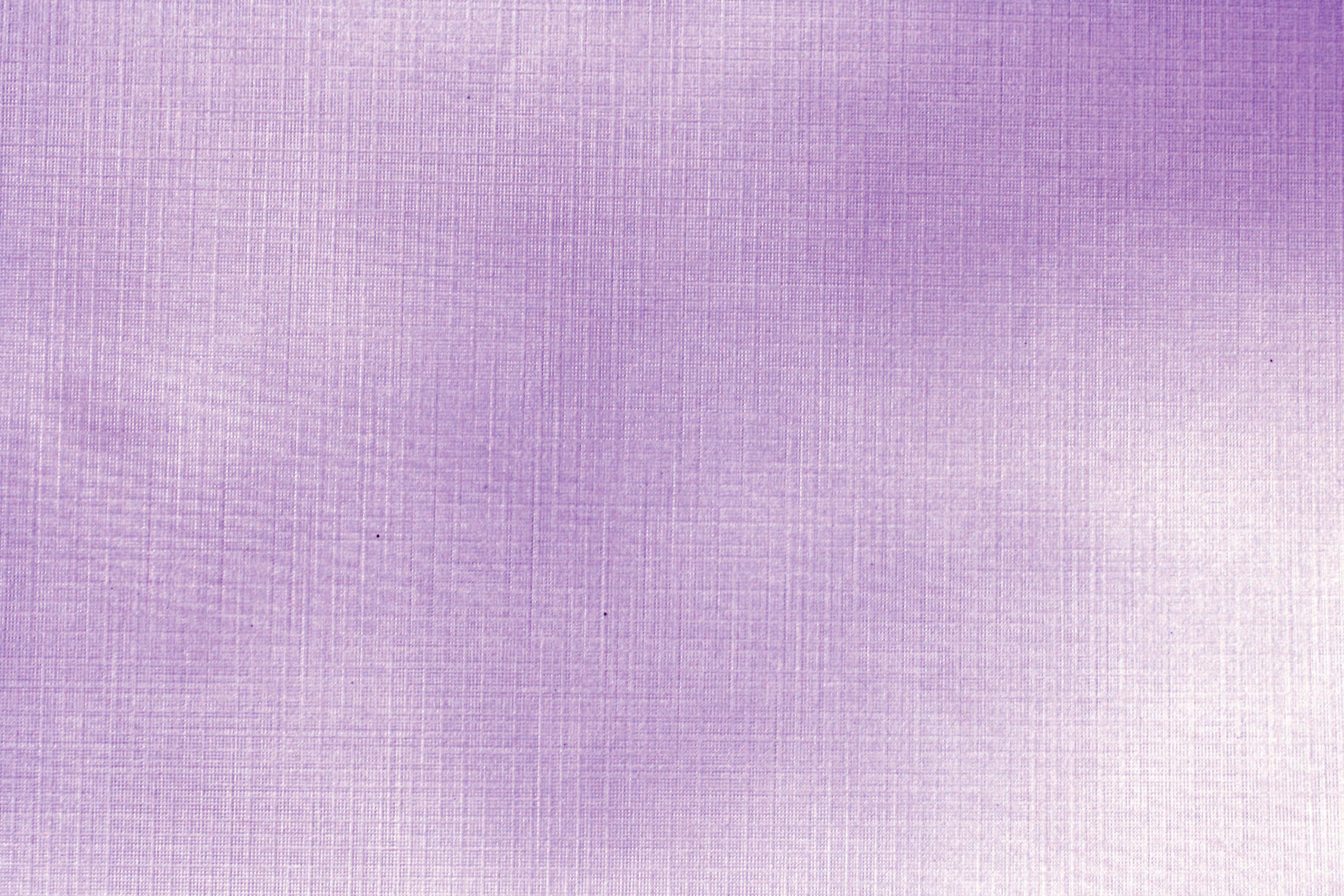 Purple Paper 桌布 壁紙 — 柔和的薰衣草漸變色在帶有紋理的亞麻布料上流淌，營造出平靜的抽象背景。