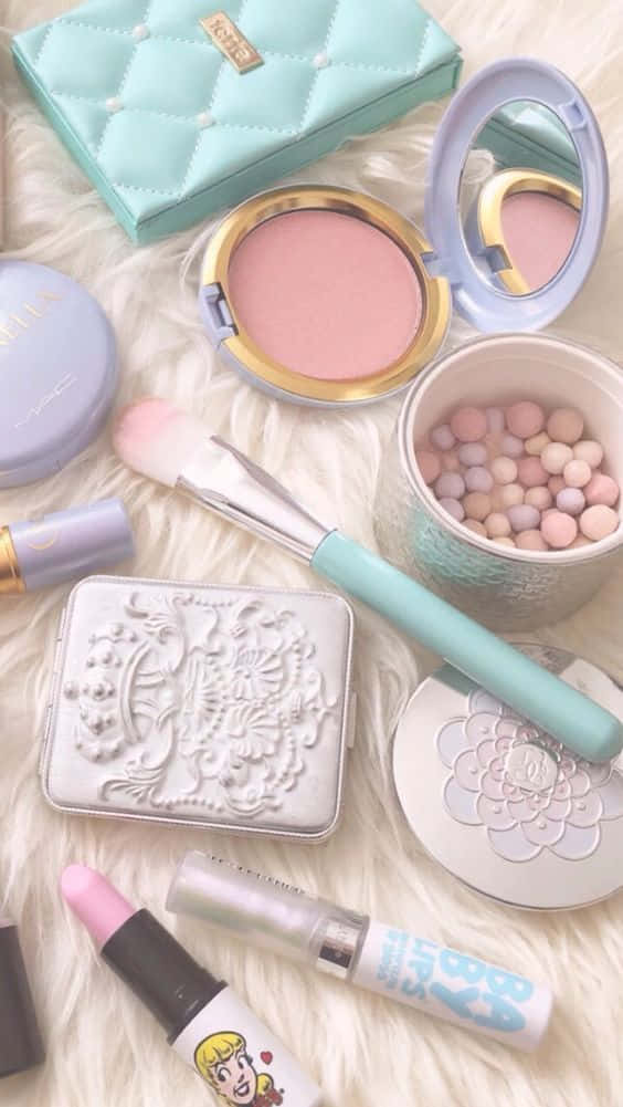 Cosmetic 桌布 壁紙 — 柔和粉彩化妝品系列，擺放在毛絨白色表面上，配有胭脂掃和裝飾粉盒。