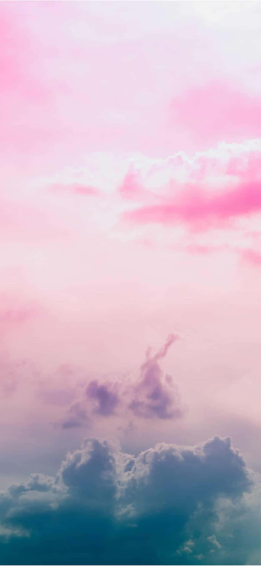 寧靜天空中帶有柔和漸變的粉彩粉紅和藍色雲朵。