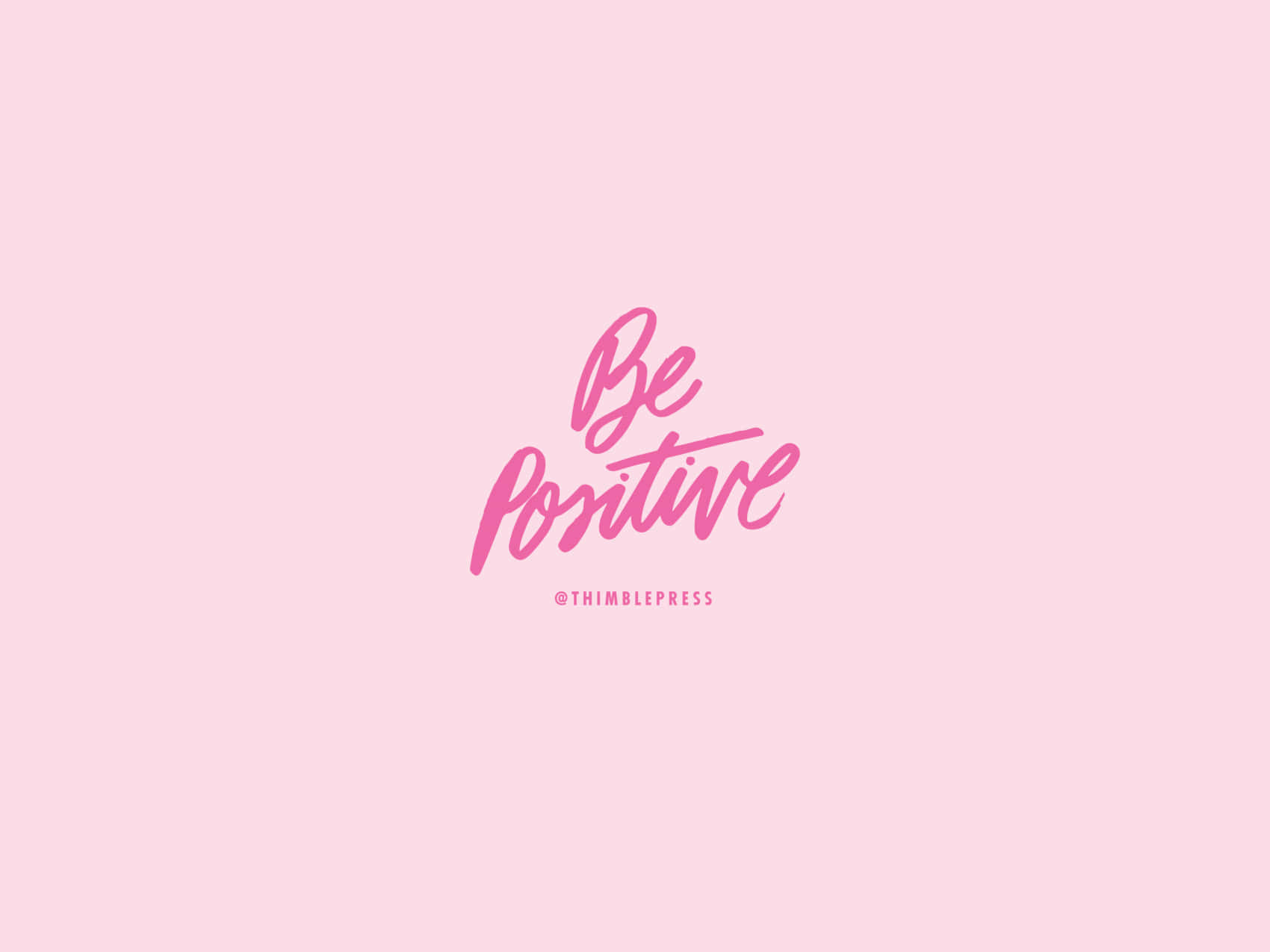 肯定語句 桌布 壁紙 — 柔和粉紅色背景，上面有流暢草書字體寫著「Be Positive」，下方有細小鳴謝。