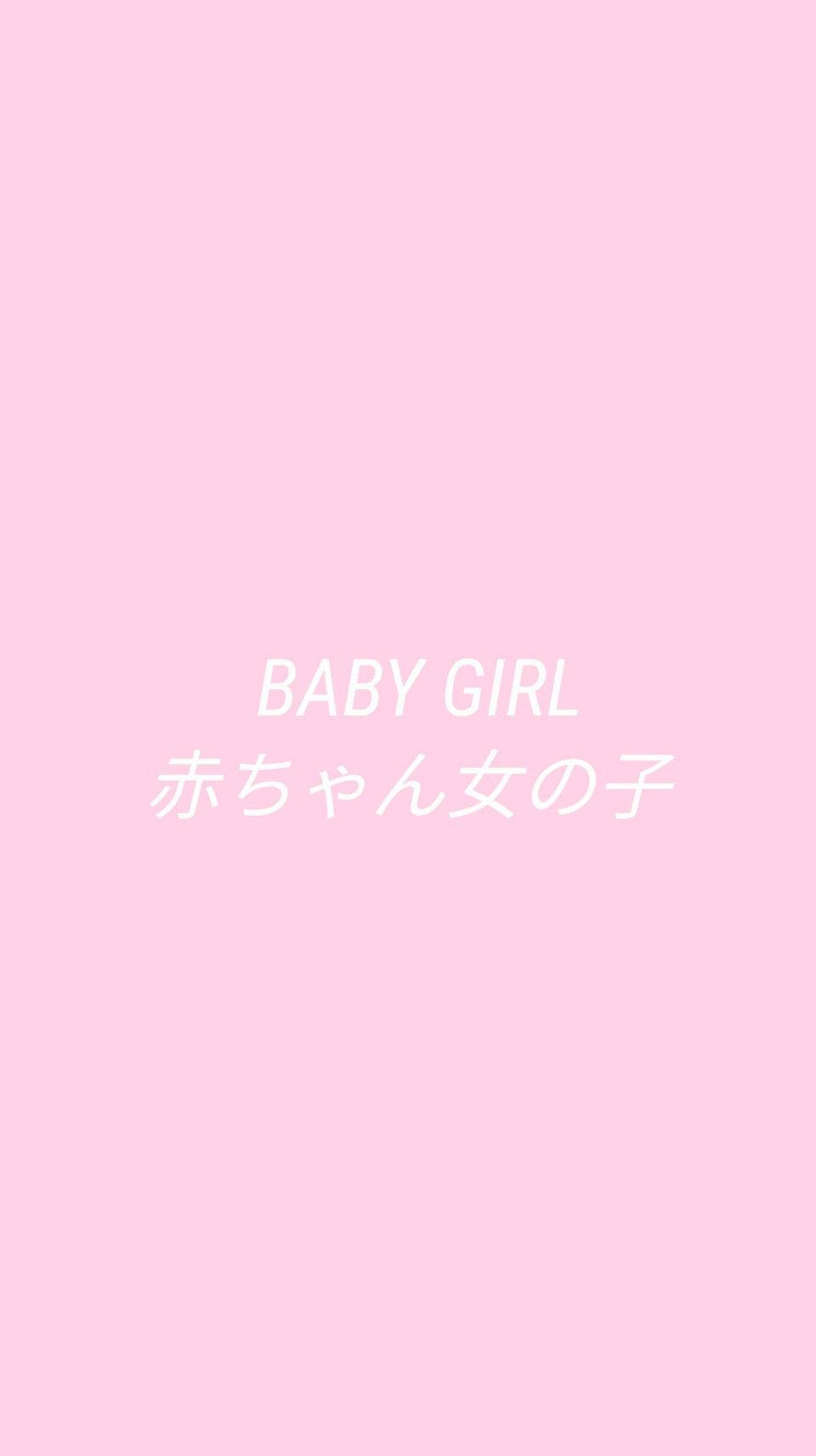 Quote 桌布 壁紙 — 柔和粉紅色背景，白色文字寫著 BABY GIRL 和女嬰的日文字元。