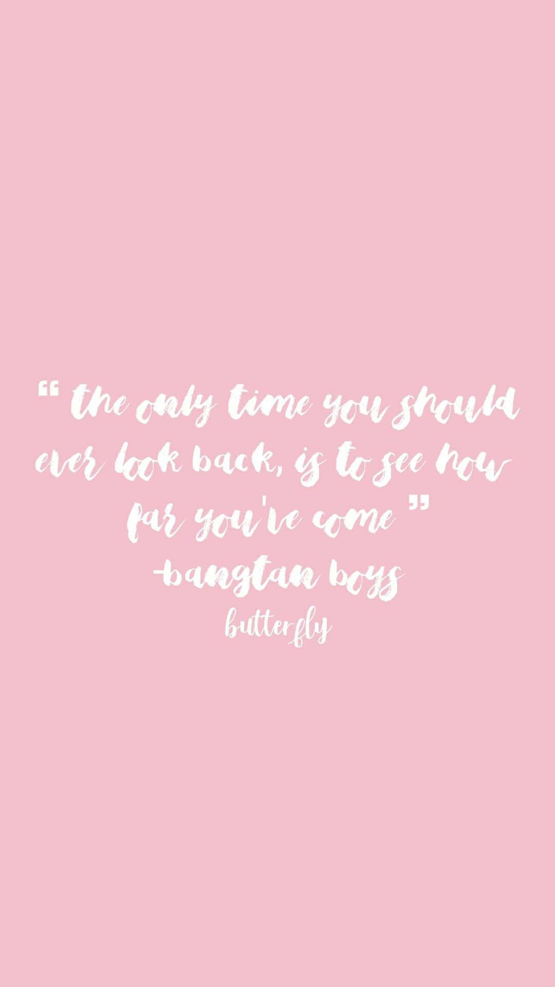 Butterfly Quotes 桌布 壁紙 — 柔和粉紅色背景上，有Bangtan Boys《Butterfly》的白色手寫語句，鼓勵自我反思。