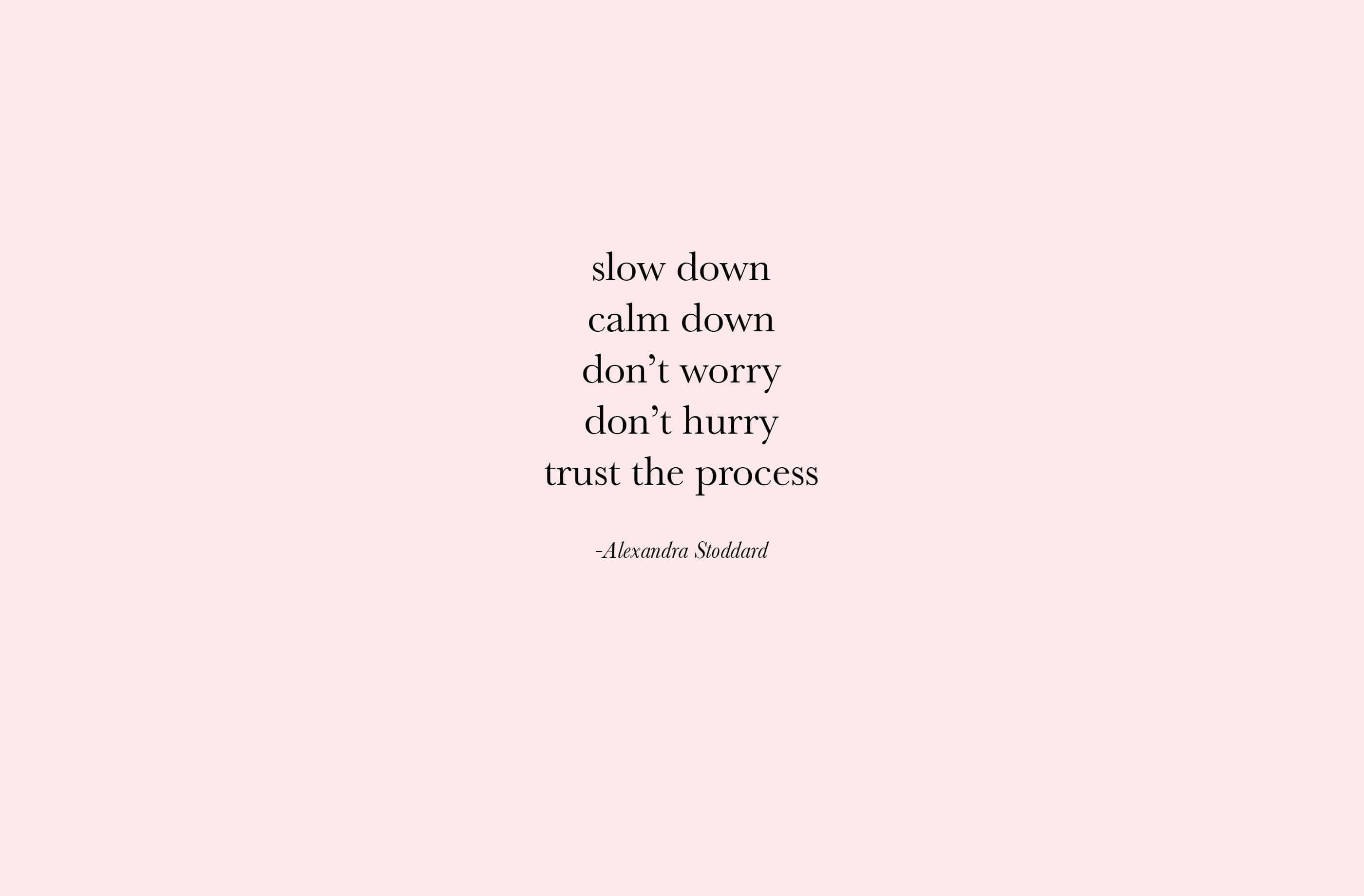 trust 桌布 壁紙 — 柔和粉紅色背景上居中黑色文字的簡約勵志語錄，鼓勵放慢腳步並相信過程。