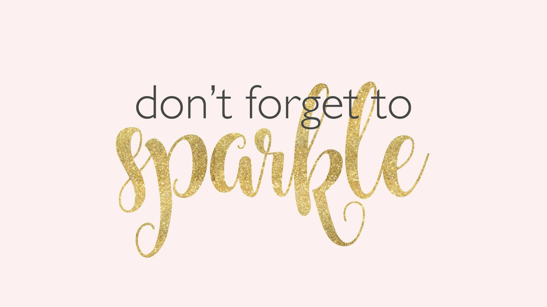 勵志金句 桌布 壁紙 — 柔和粉紅色背景上顯示「don't forget to sparkle」字句，其中「sparkle」以閃爍金色草書呈現。