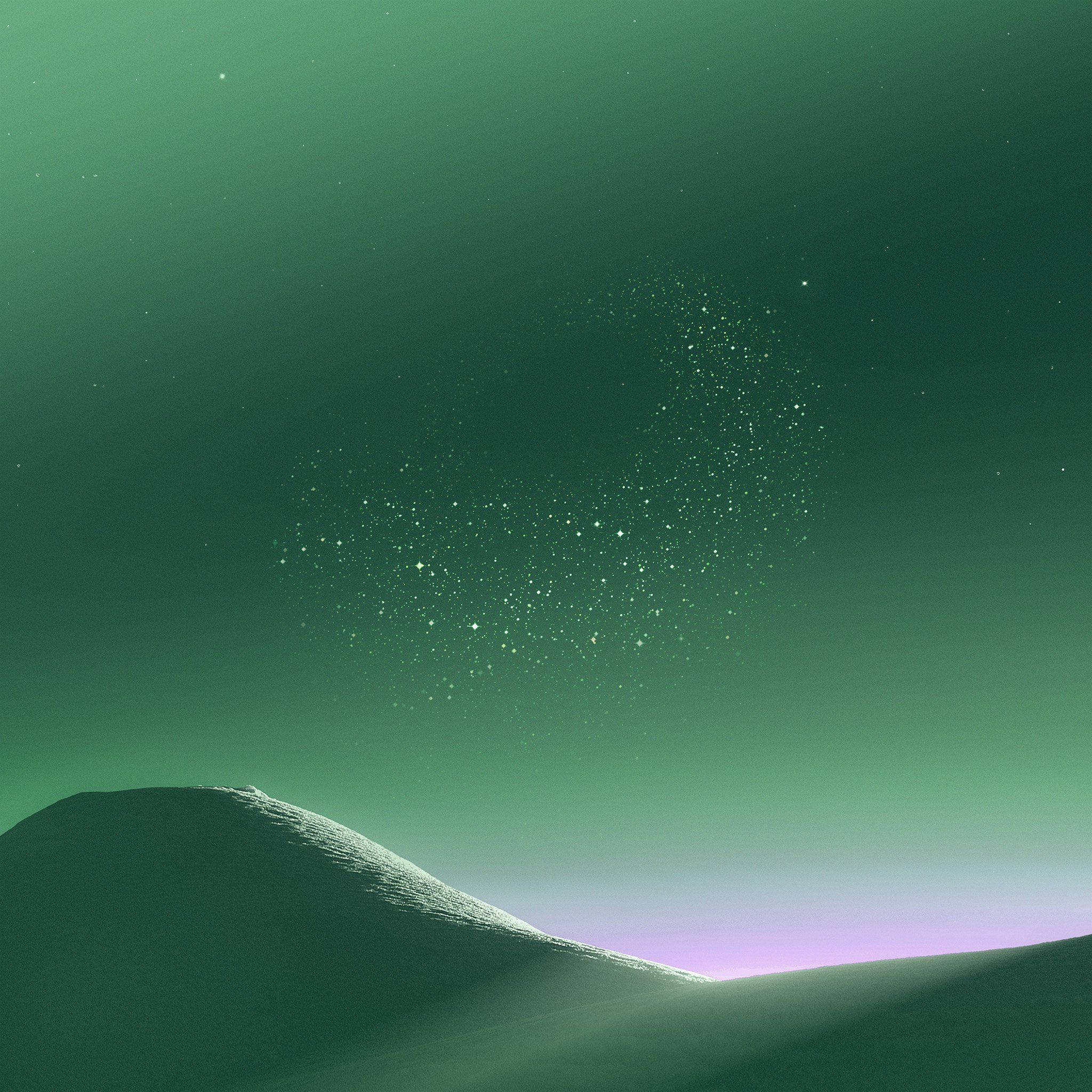 柔和綠色沙丘日出風景 壁紙 — 寧靜的綠色極光在星空暮色下，於積雪的山脊上方形成一個發光的愛心形狀。