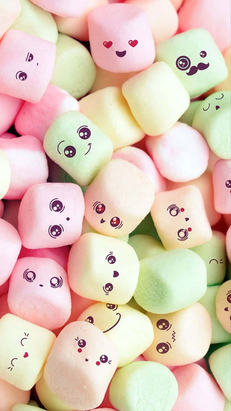 帶有微笑卡通臉的柔軟粉彩棉花糖。