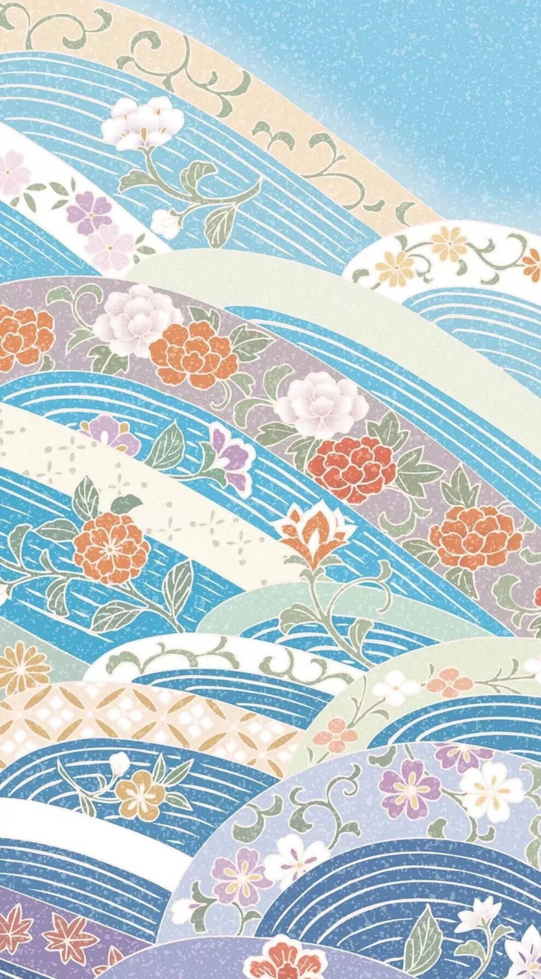 柔和色系花卉圖案 壁紙 — 在帶有紋理的天空藍色背景上，以粉藍、奶油色和橙色風格化花朵組成的波浪分層圖案。